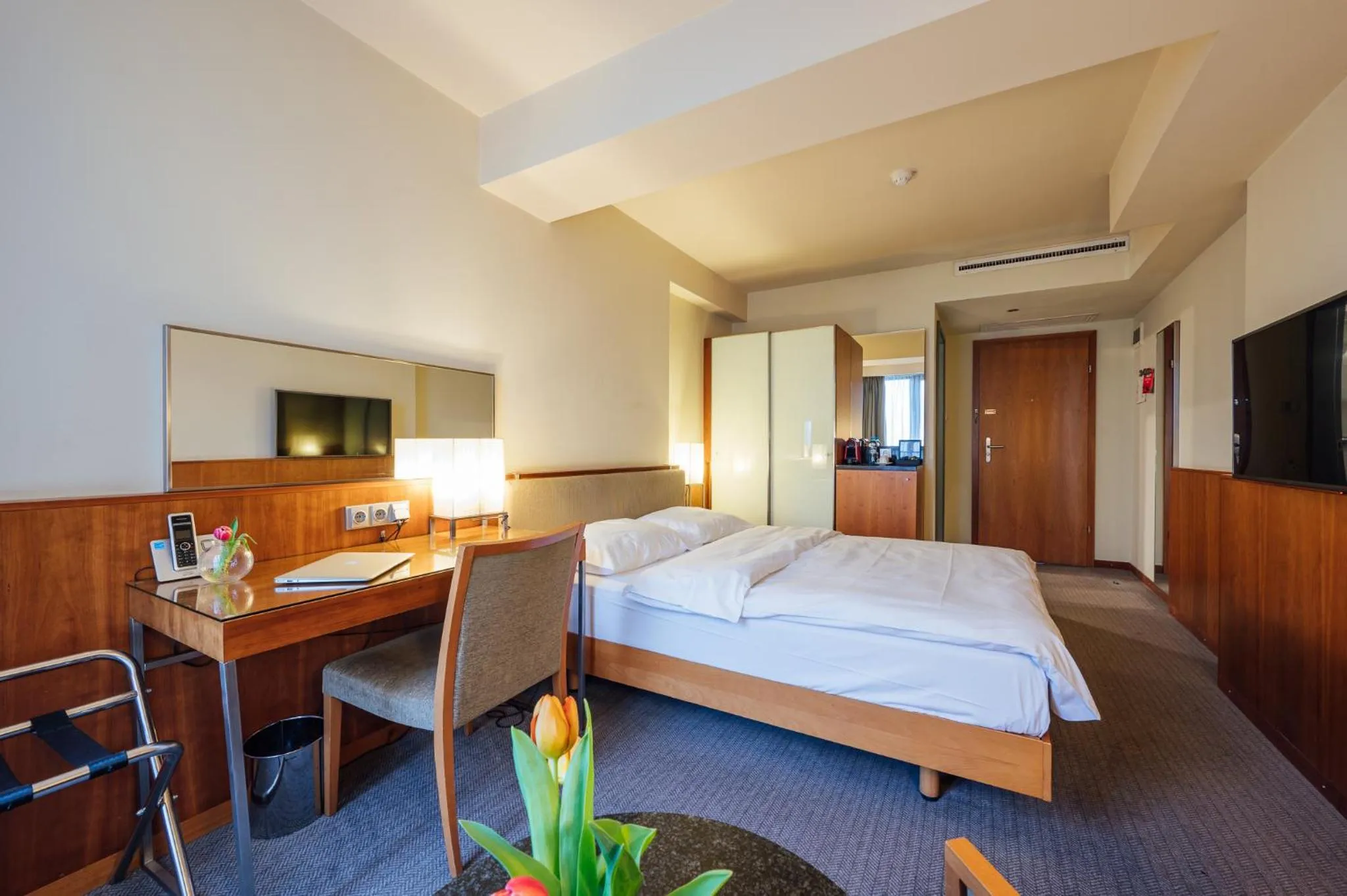 Cozy city view in Peakture Hotel