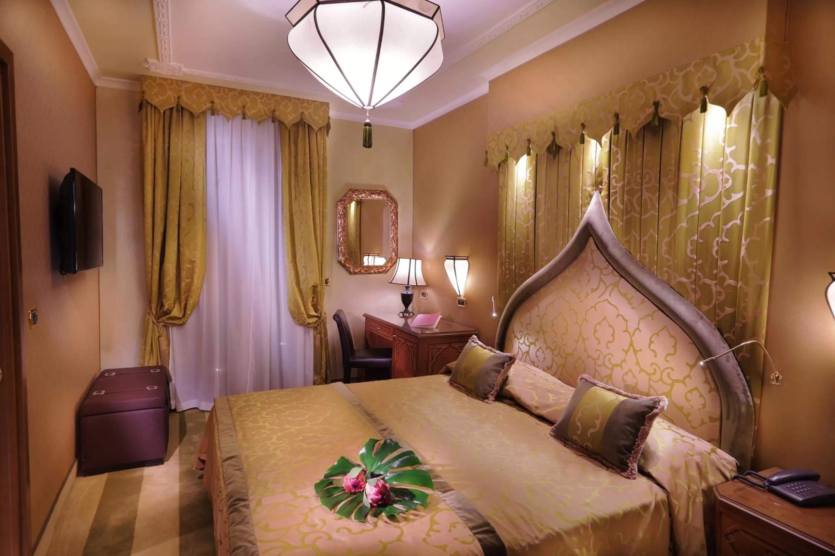 Deluxe Double Room with Canal View in Ai Mori d'Oriente