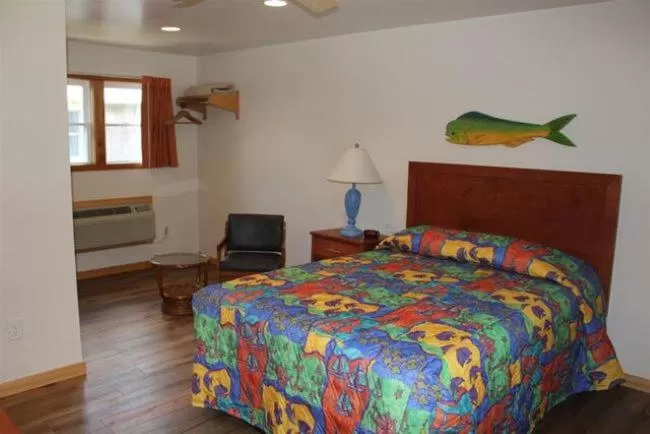 Queen Room - single occupancy in Pony Island Inn