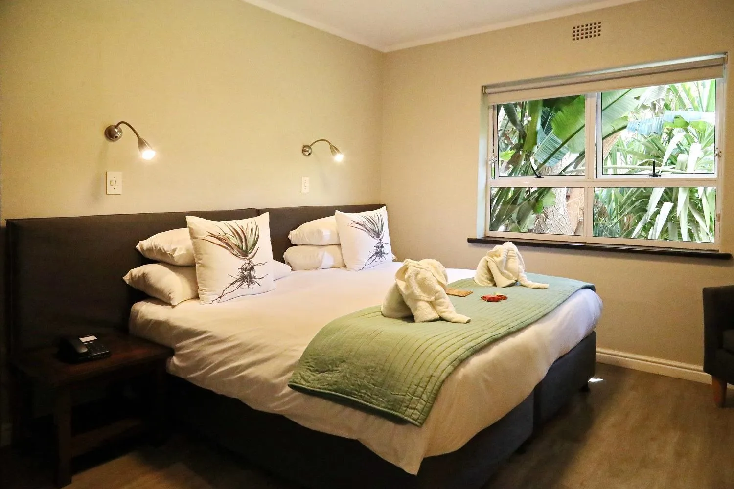 Double Room with Sea View and Shower in Blue Bay Lodge