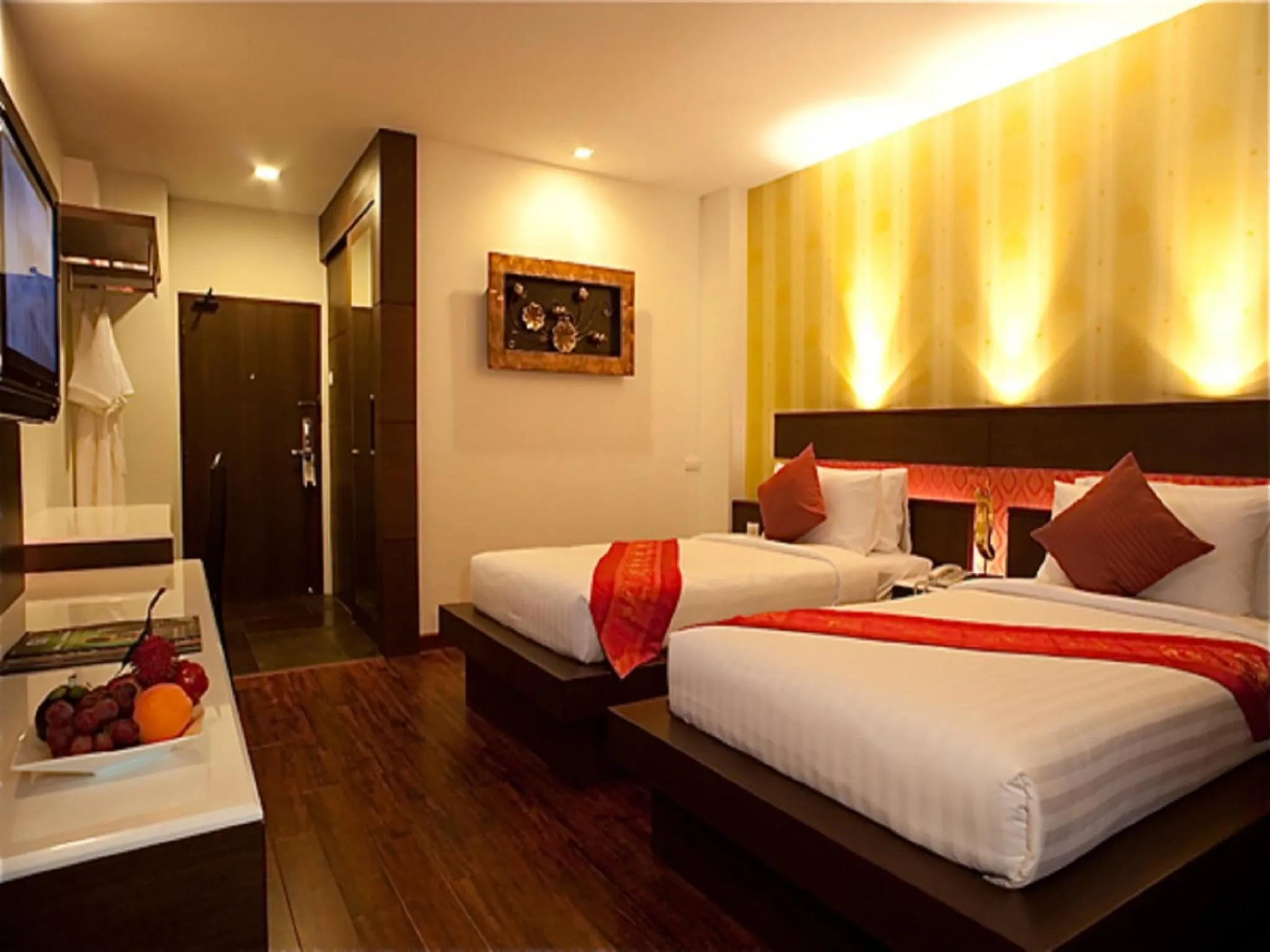 Deluxe Double or Twin Room with Round Trip Airport Transfer in Suvarnabhumi Suite Hotel