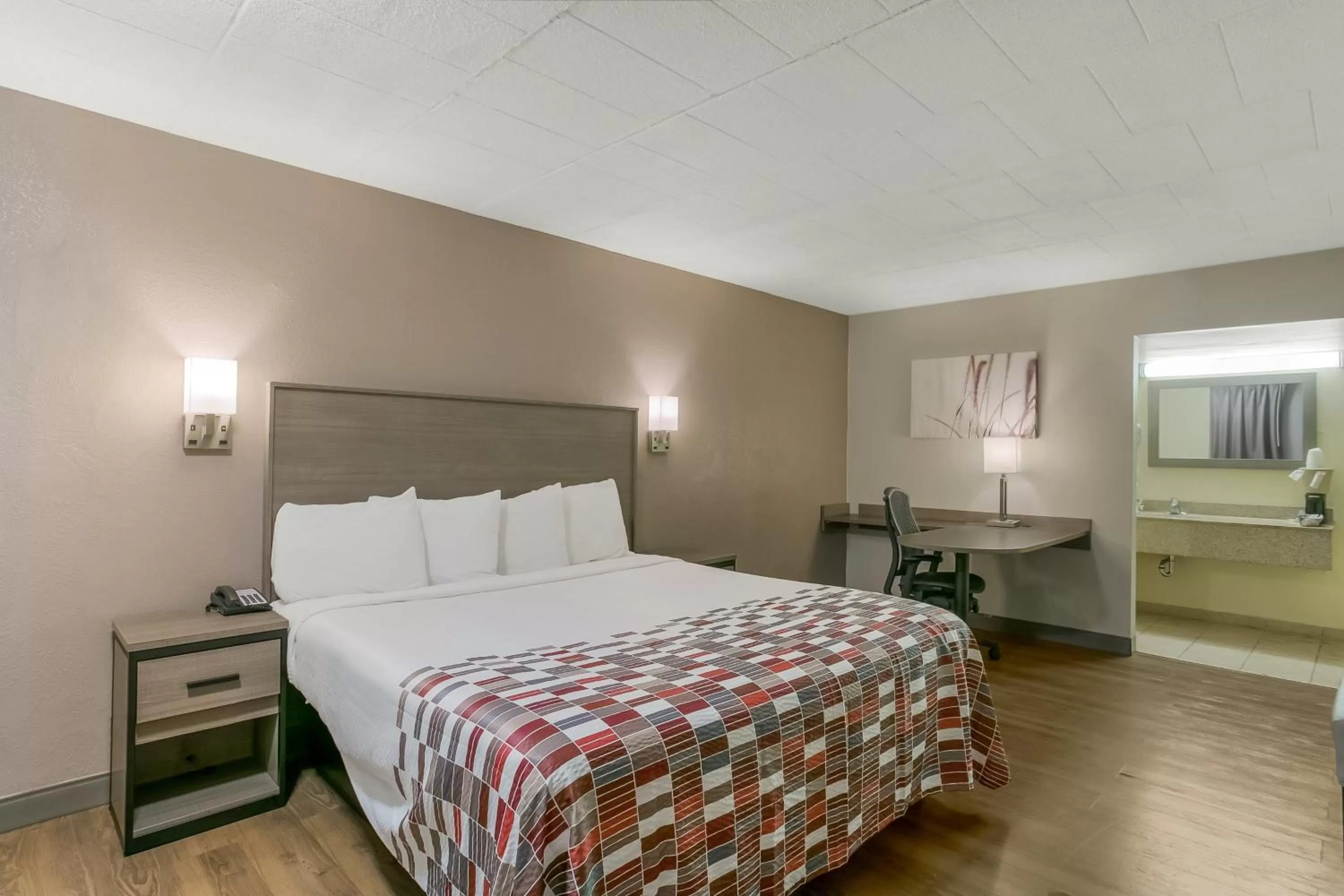 Standard King Room Non-Smoking in Red Roof Inn Baltimore