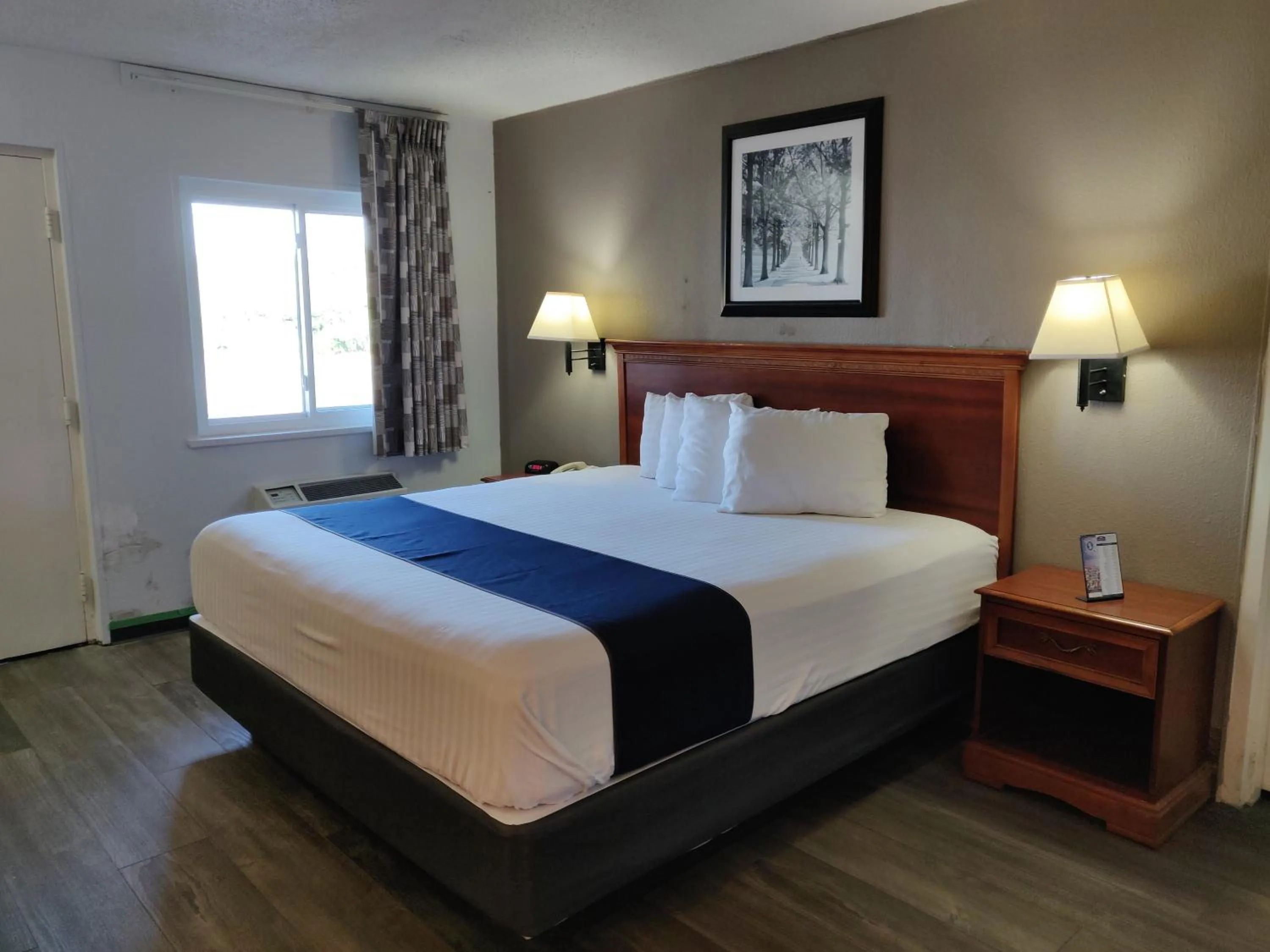 Standard King Room in Cedar Cove