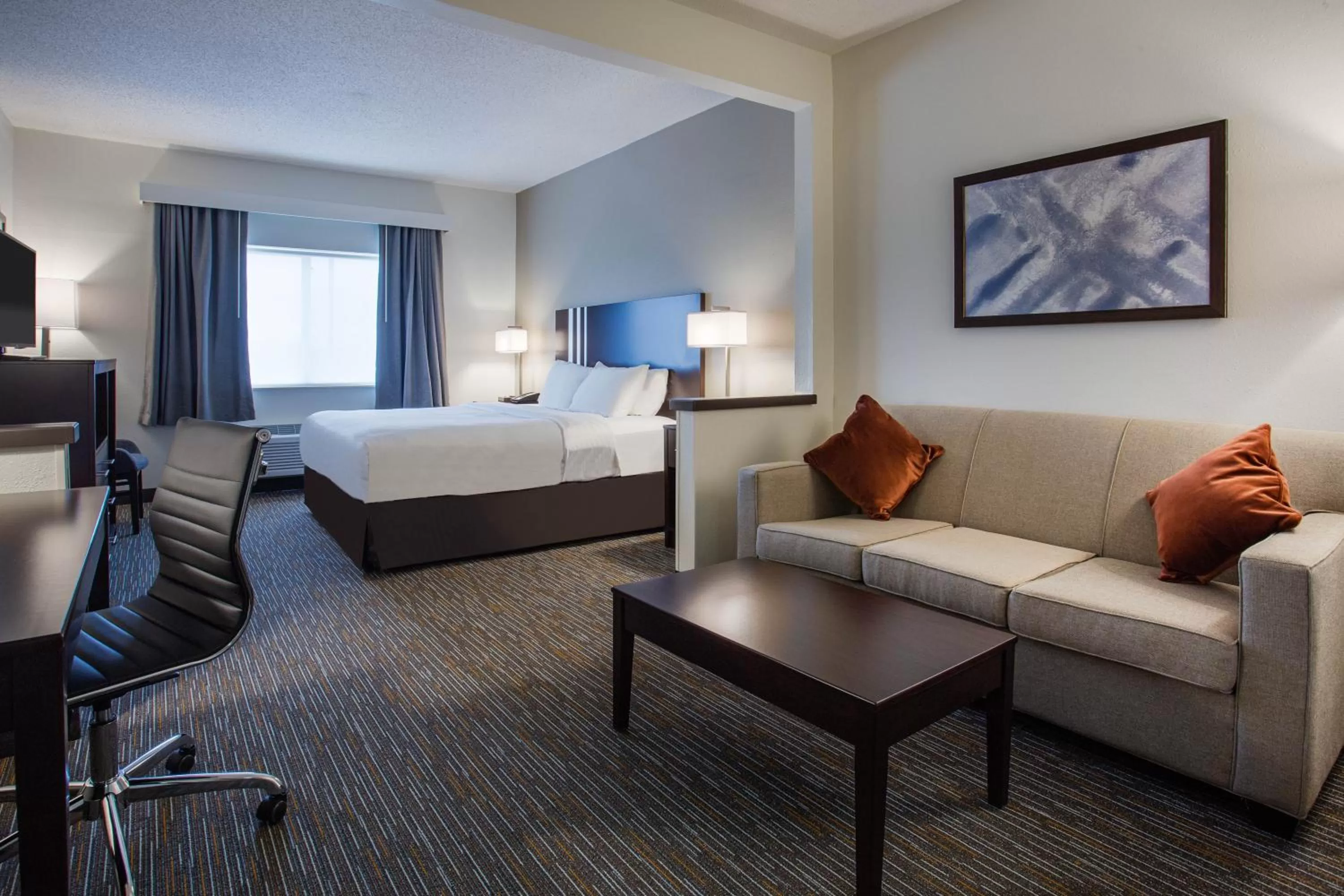 Deluxe King Room - Non-Smoking in Wingate by Wyndham Gurnee