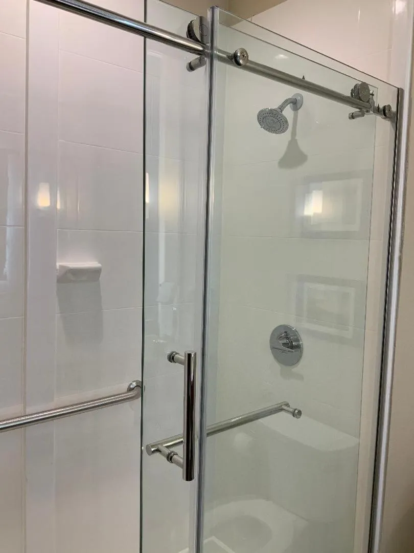King Suite with Oversize Walk-In Shower - Non-Smoking in Comfort Suites Cedar Park - Austin Northwest