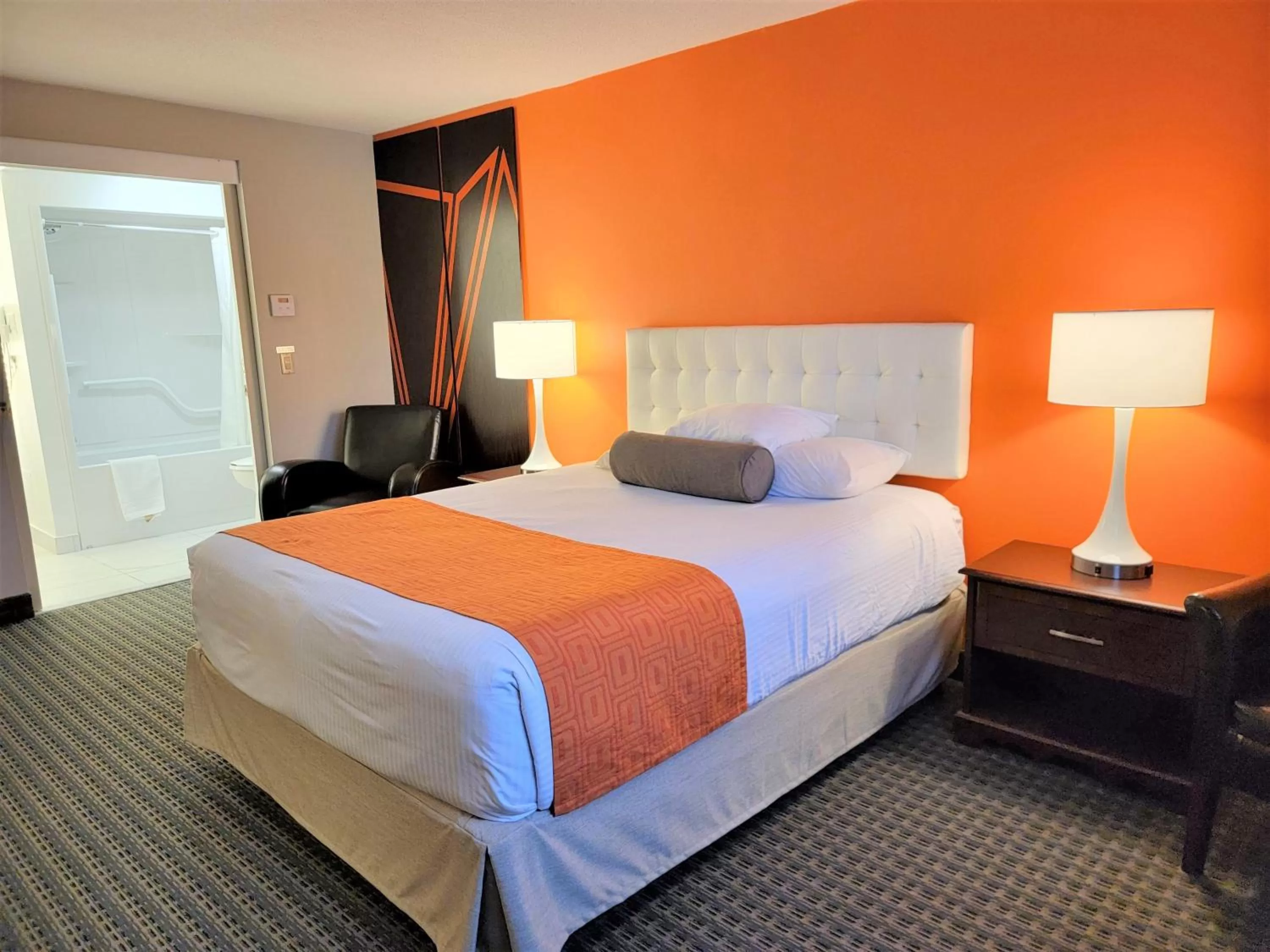 Queen Room - Disability Access - Non-Smoking in Howard Johnson by Wyndham Gravenhurst