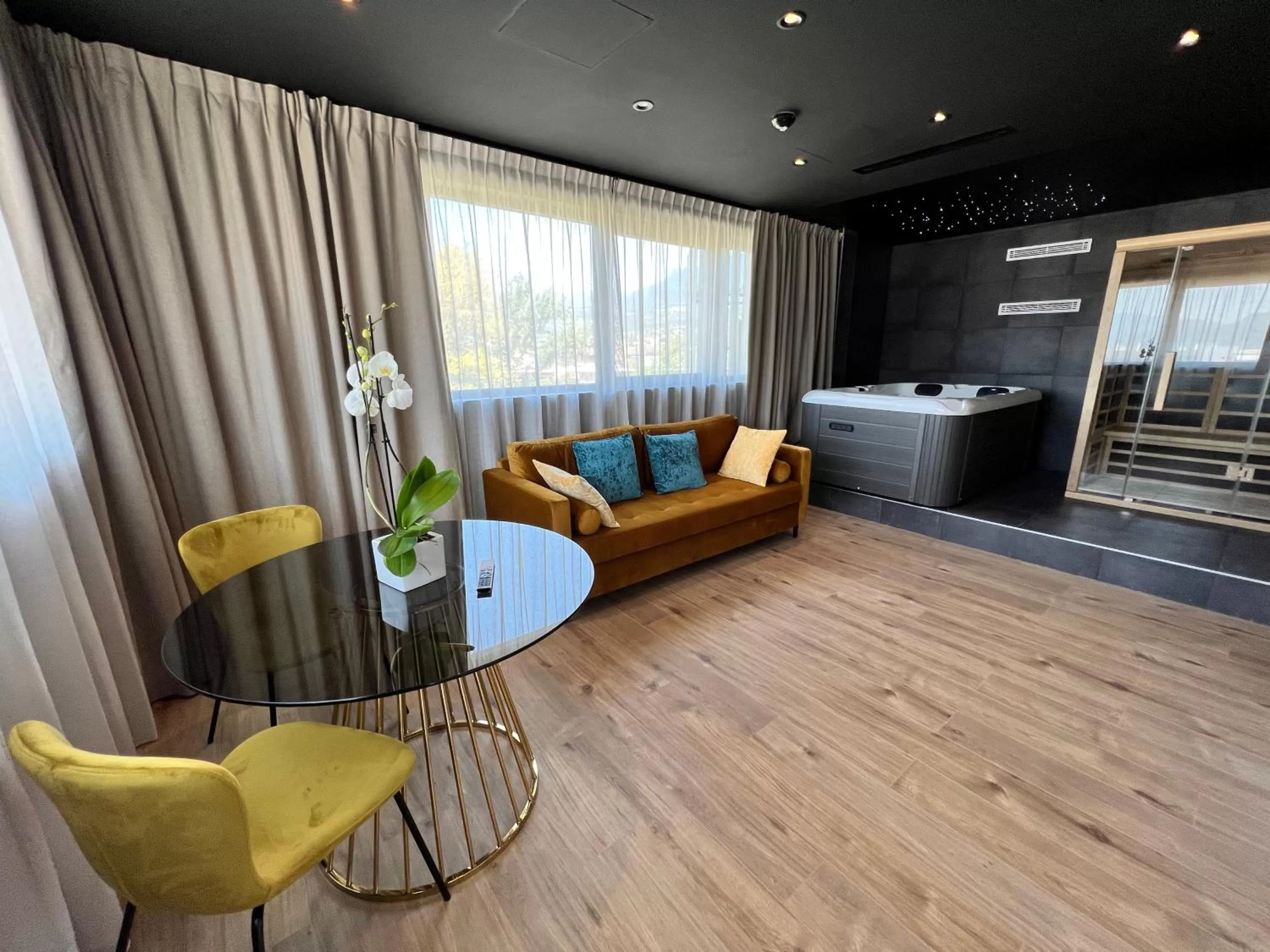 Suite with Hot Tub in Hotel & Spa Marina d'Adelphia