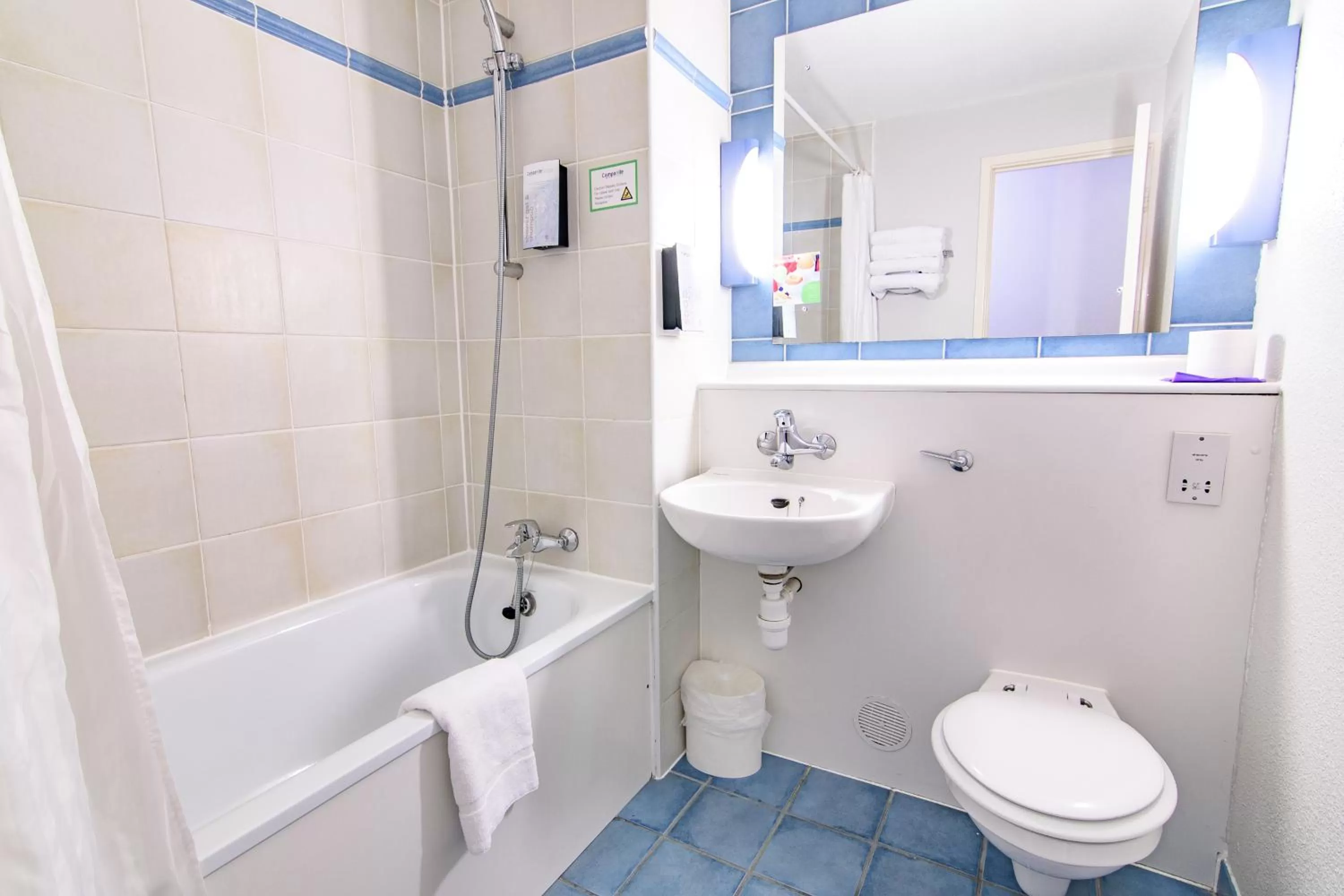 Triple Room - 3 Single Beds in Campanile Manchester