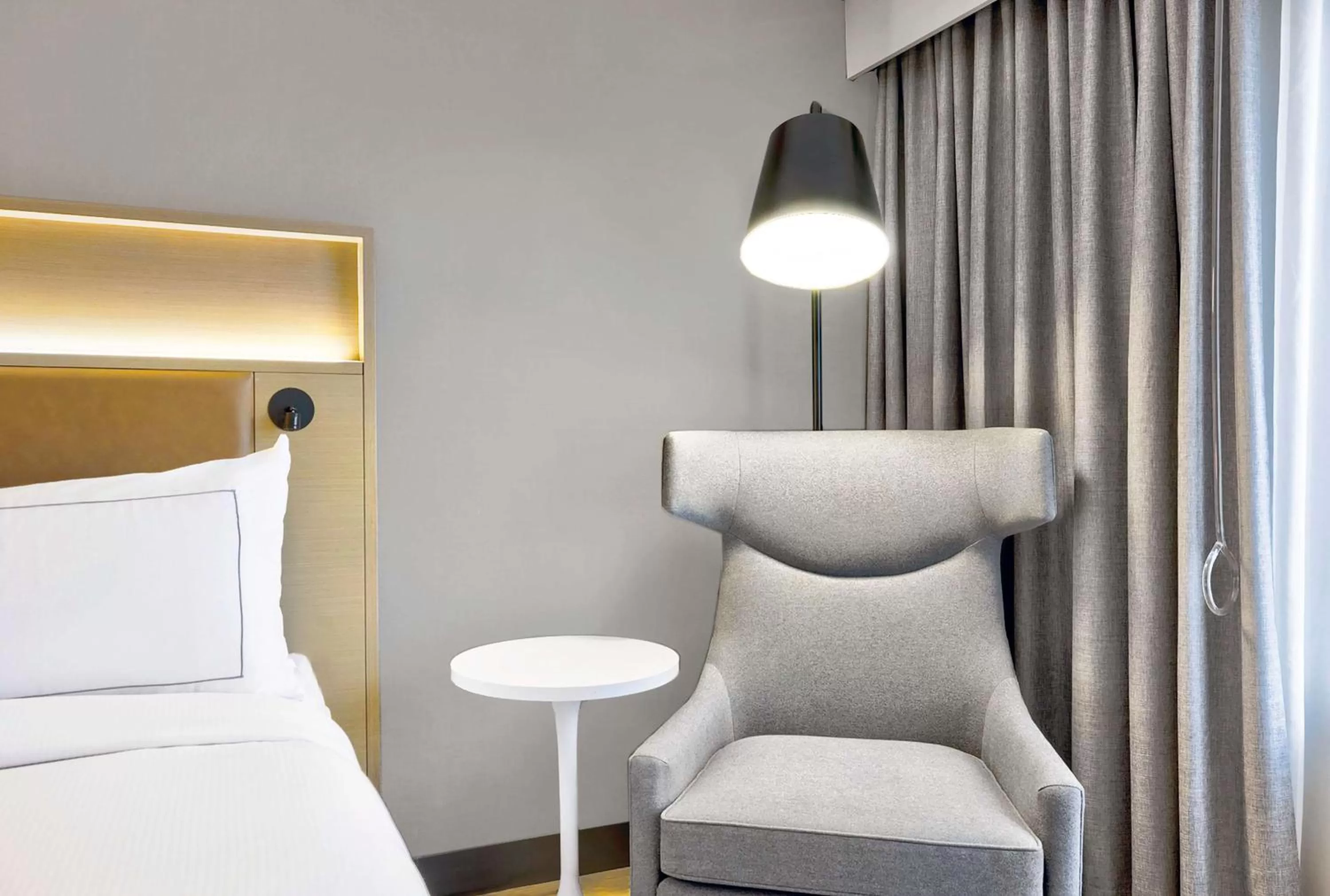 King Room with Accessible Tub - Mobility Access in DoubleTree by Hilton Davenport