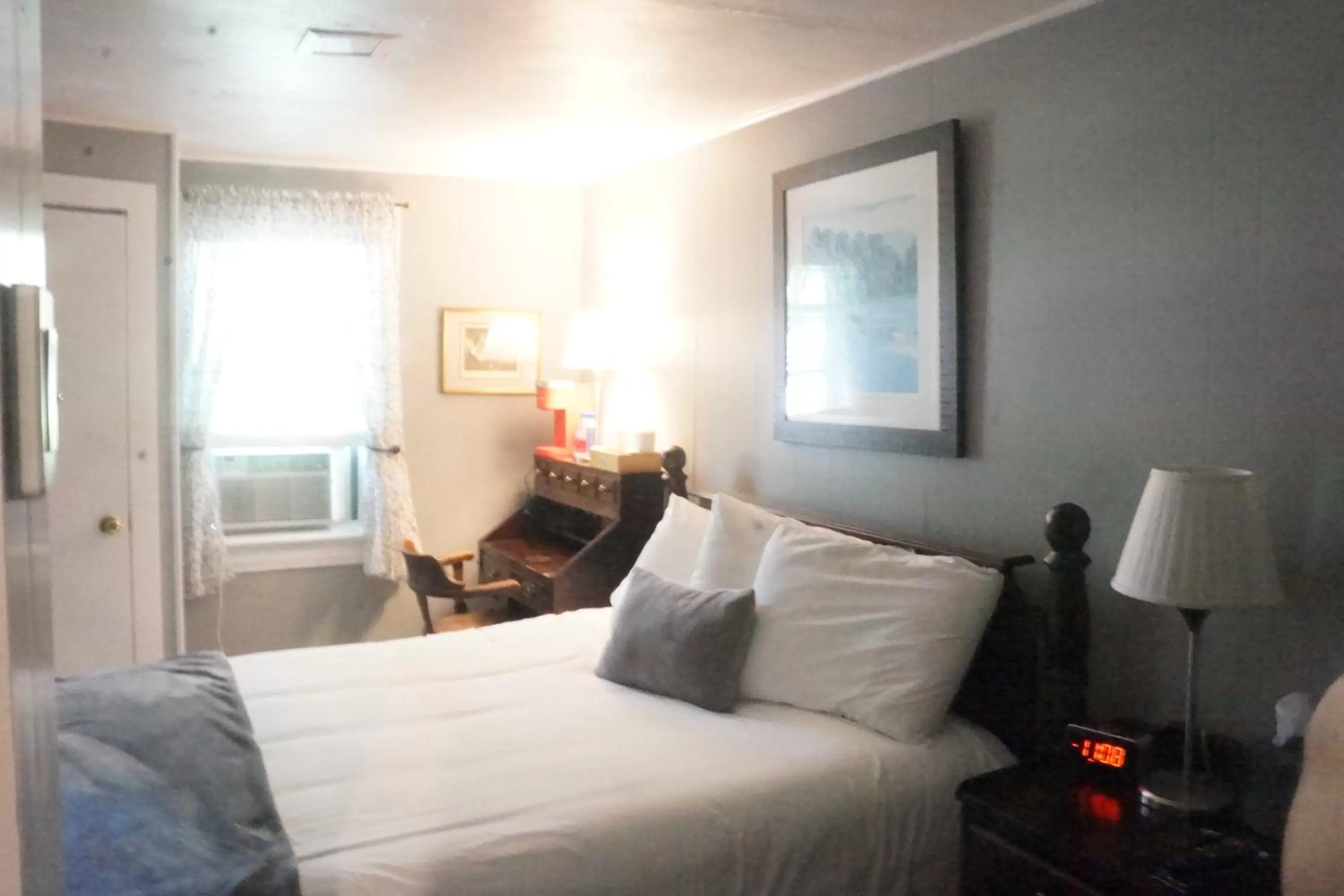 Standard Queen Room in The Frogtown Inn