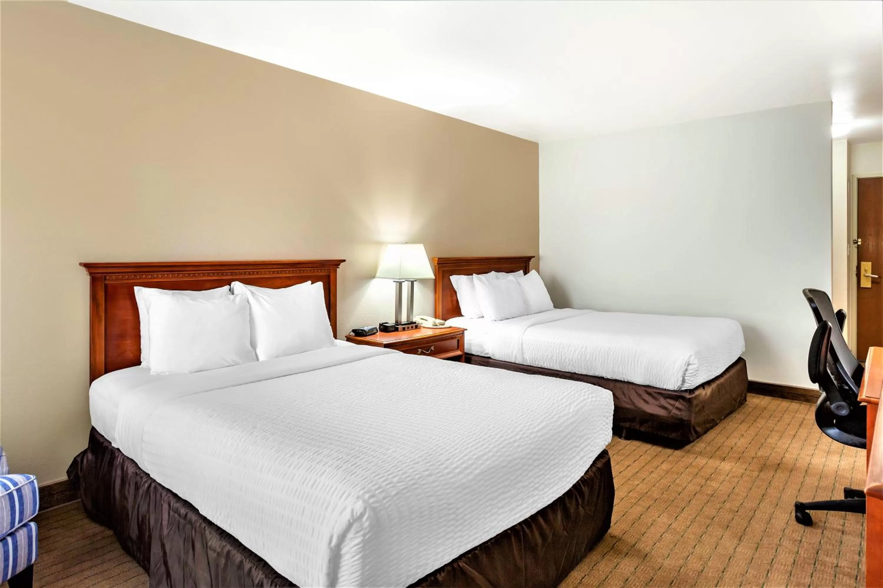 Queen Room with Two Queen Beds - Dog Friendly Only/Non-Smoking in Clarion Inn Ontario