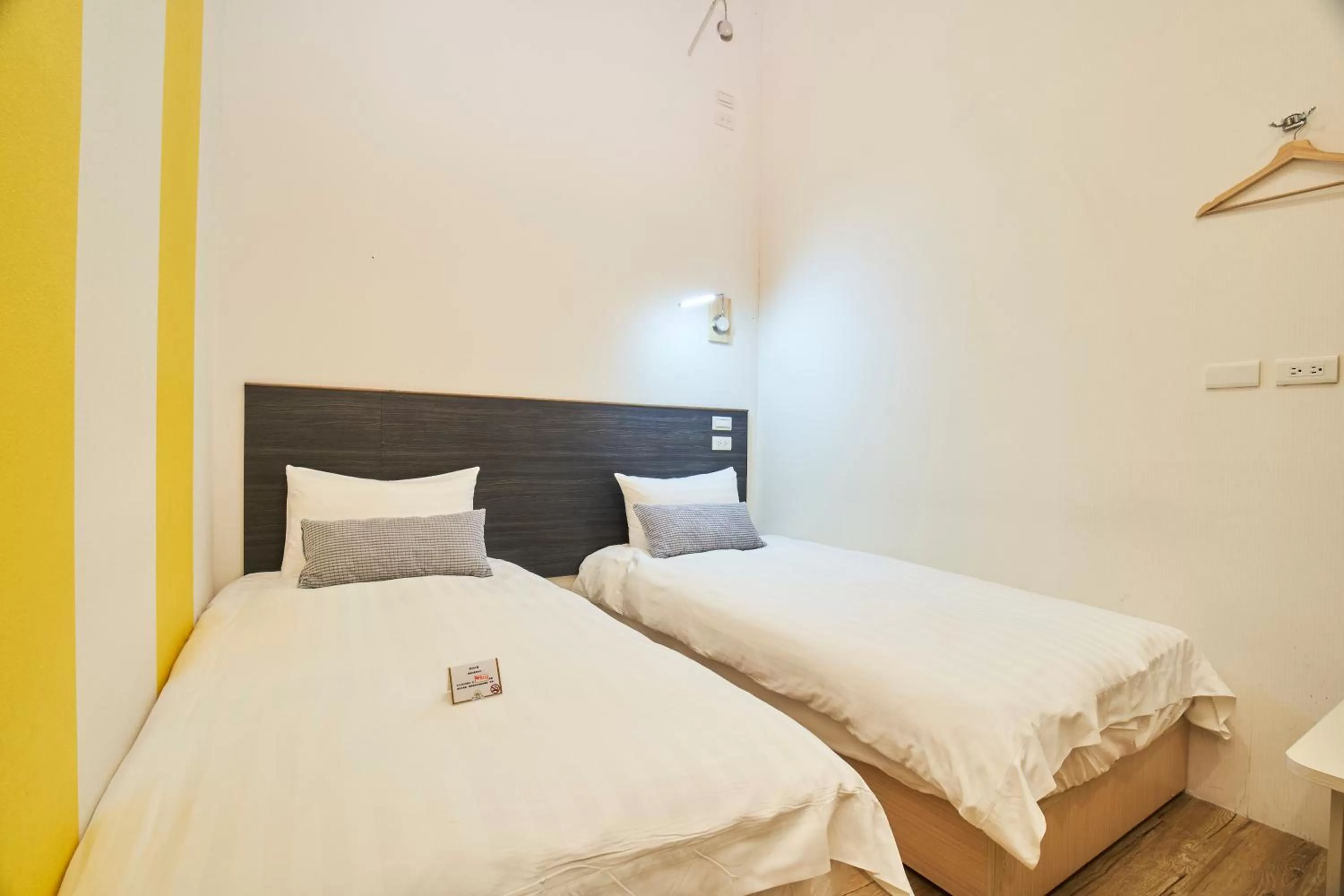 Twin Room with No Window in Place‧X Hotel