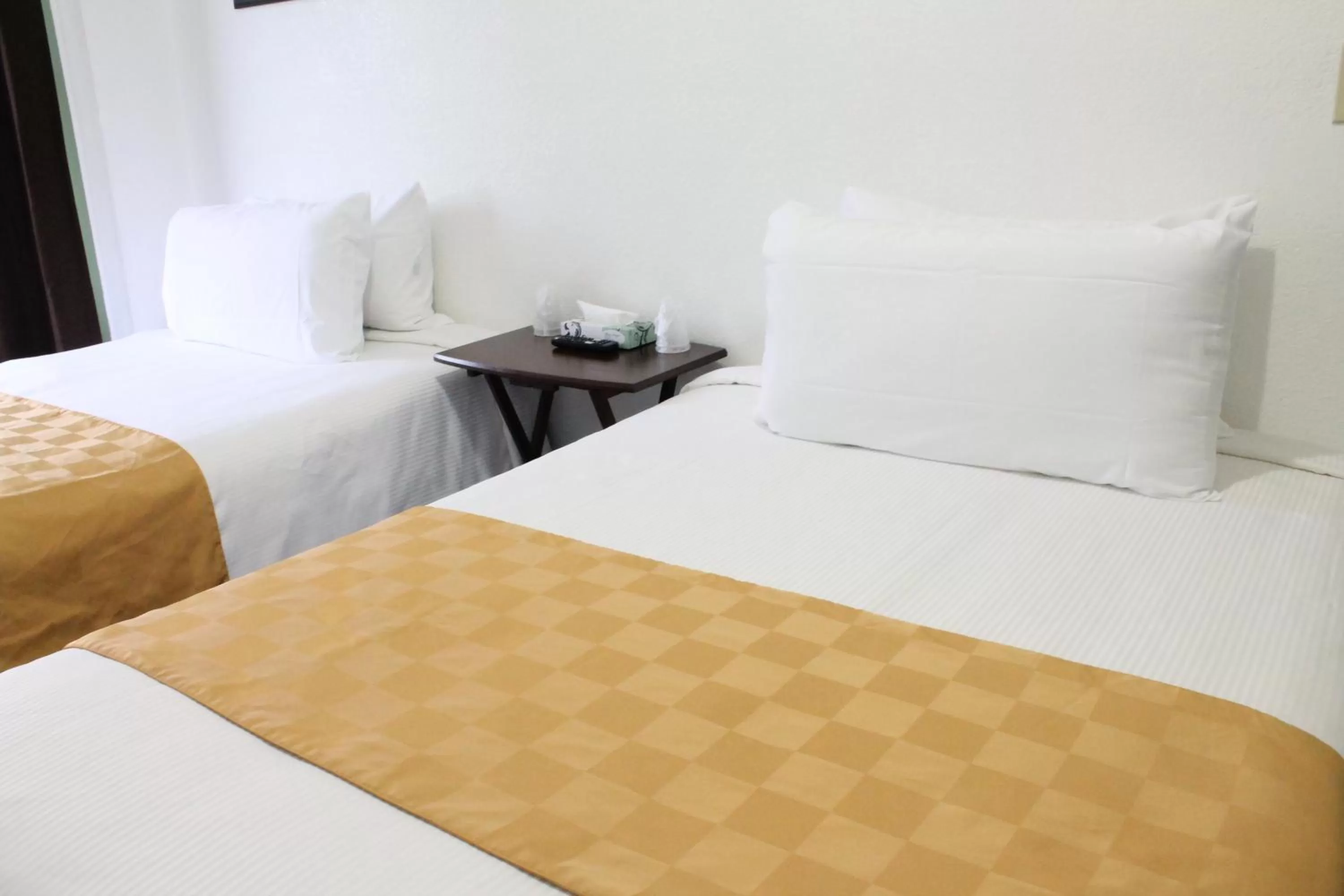 Deluxe Room with Two Double Beds and Shared Bathroom in Union Hotel