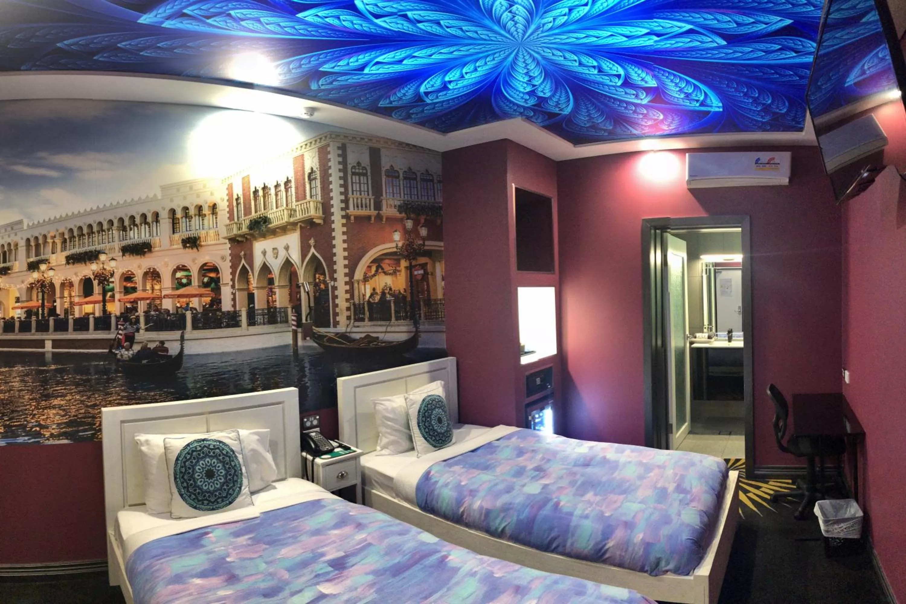 Deluxe Twin Room in Amelia Boutique Hotel