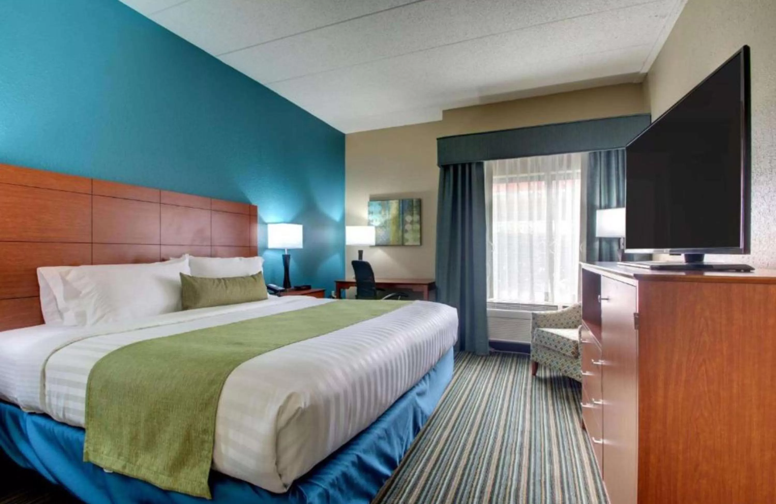 King Room with Roll-In Shower - Mobility Access in Best Western Eagles Inn