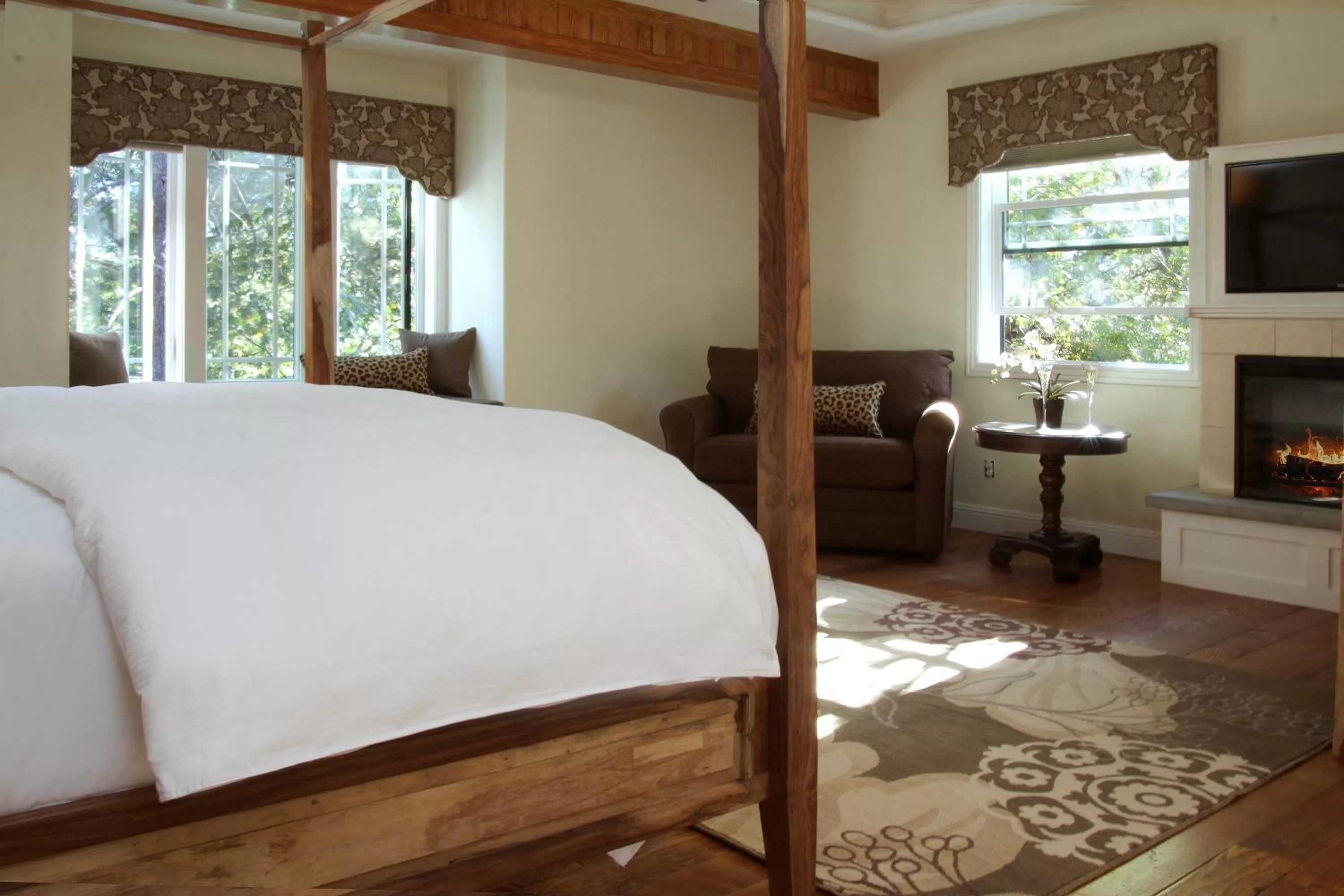 Deluxe King Room in The Grand Idyllwild Lodge