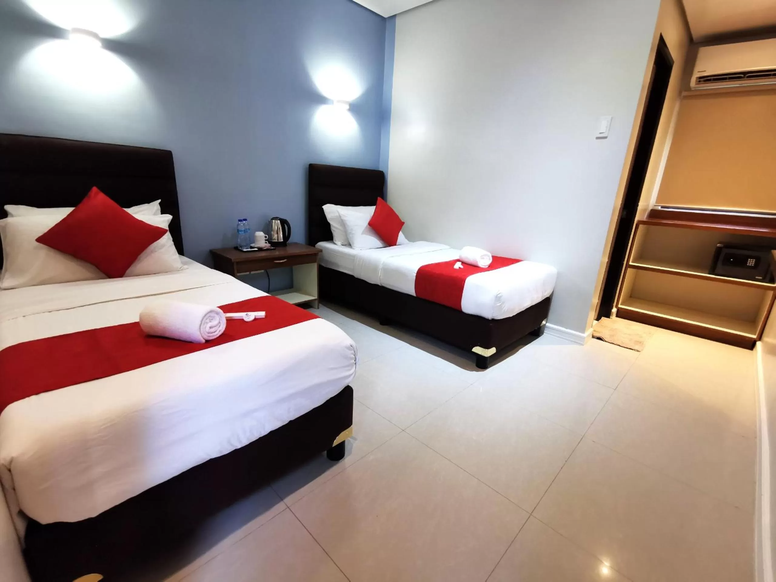 Standard Twin Room in Charms Hotel