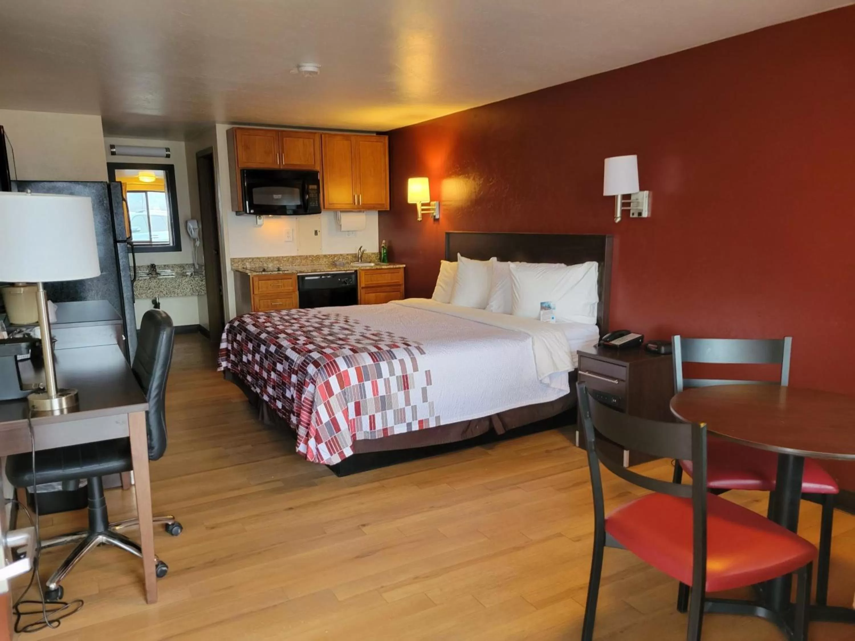 Deluxe King Room with Kitchenette Smoke Free in Red Roof Inn Grand Junction