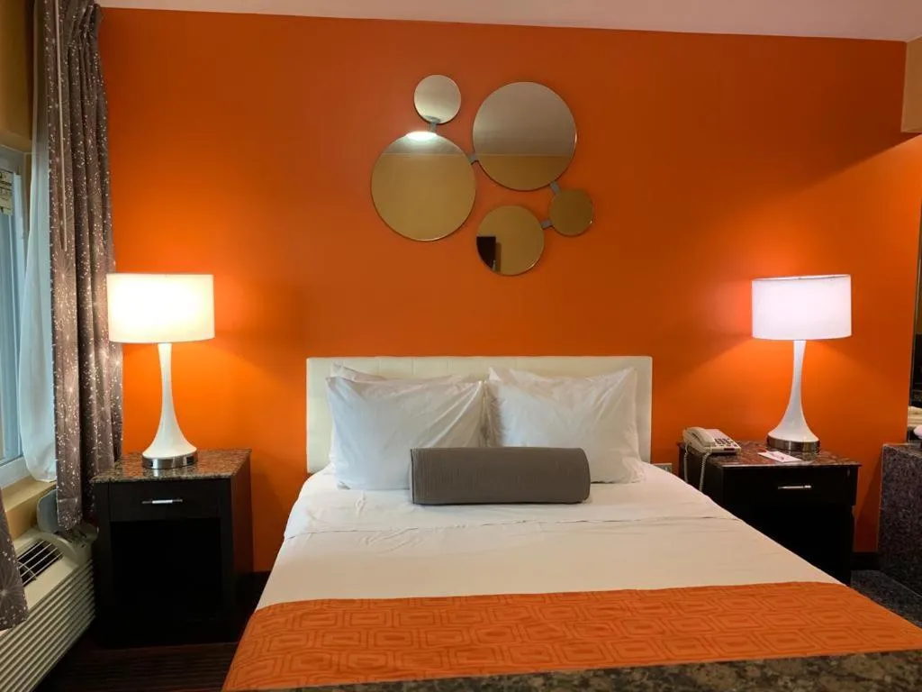 Queen Room - Accessible/Smoking in Howard Johnson by Wyndham North Bergen