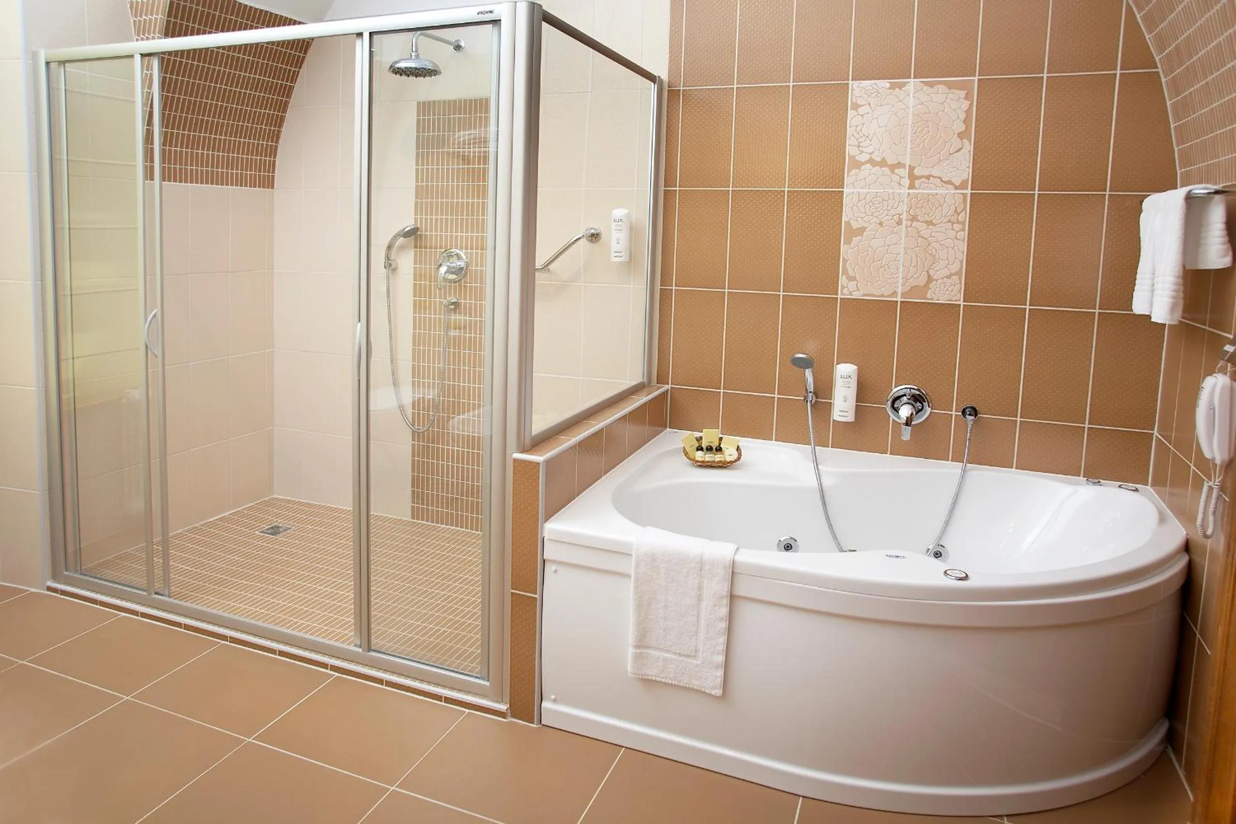 Deluxe Suite with Spa Bath in Hotel Metamorphis