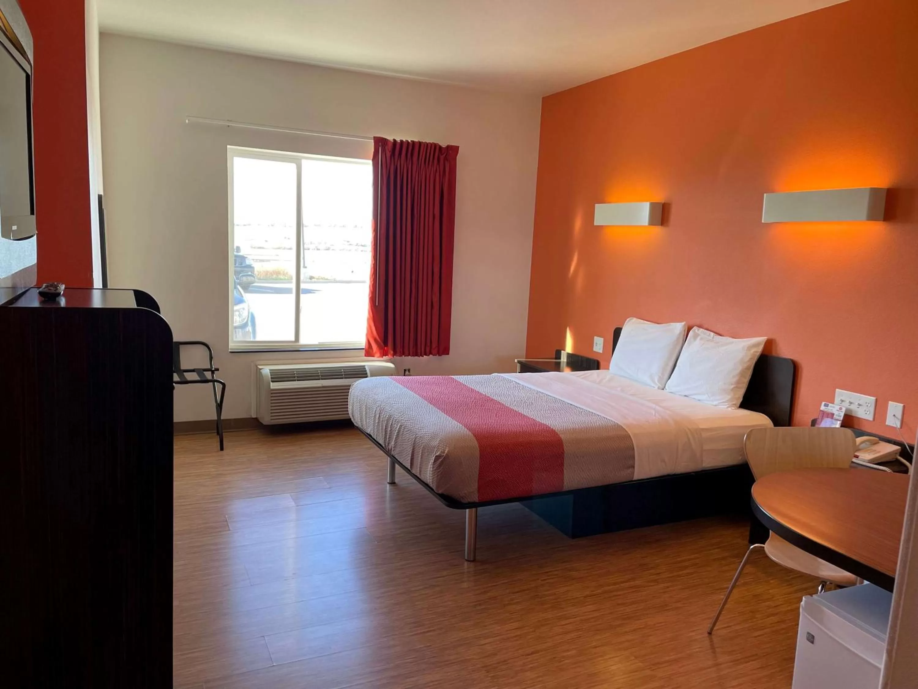 Queen Room with Roll-In Shower - Mobility Accessible/Non-Smoking in Baymont by Wyndham Williston