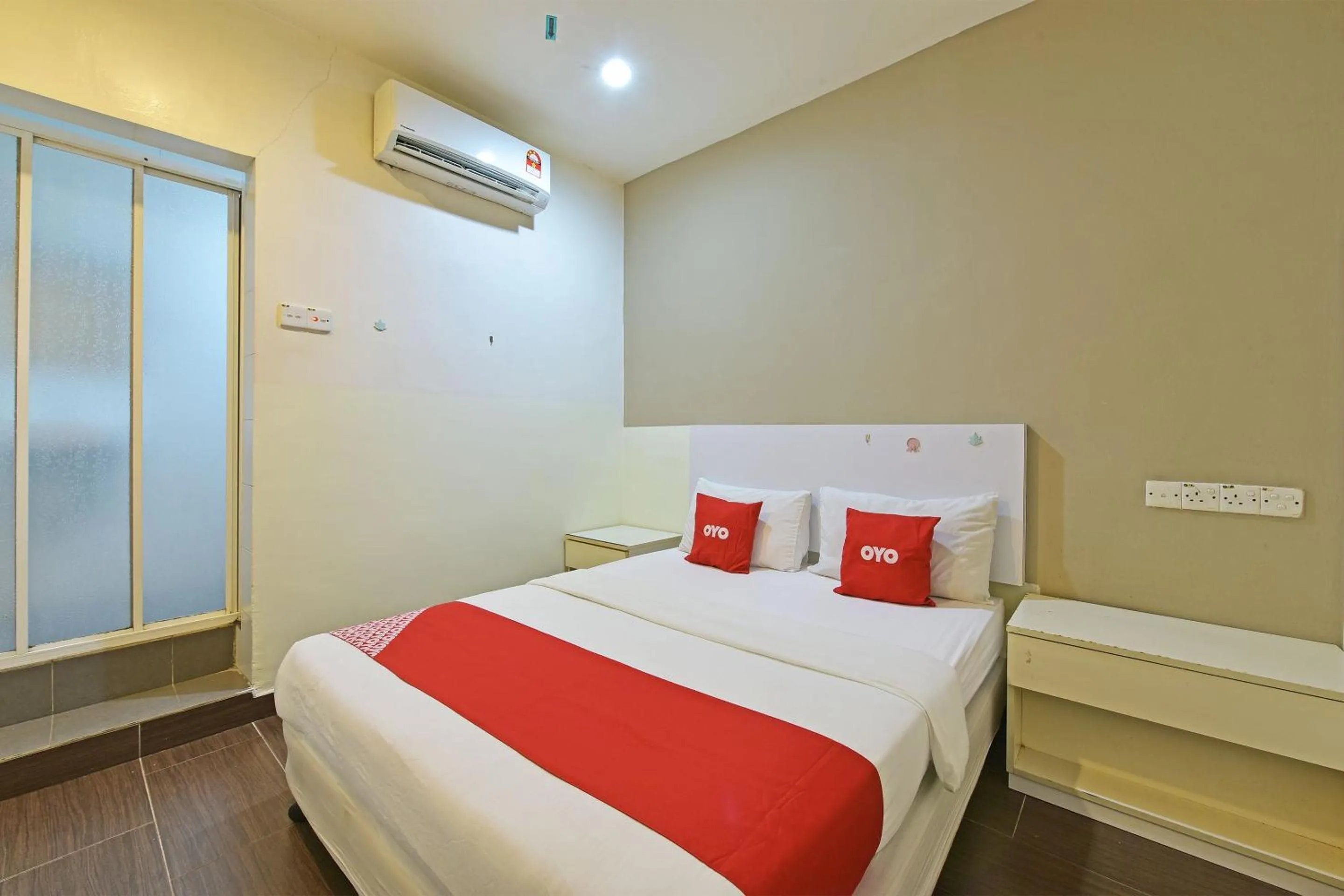 Standard Queen Room in OYO 90853 New Soho Hotel