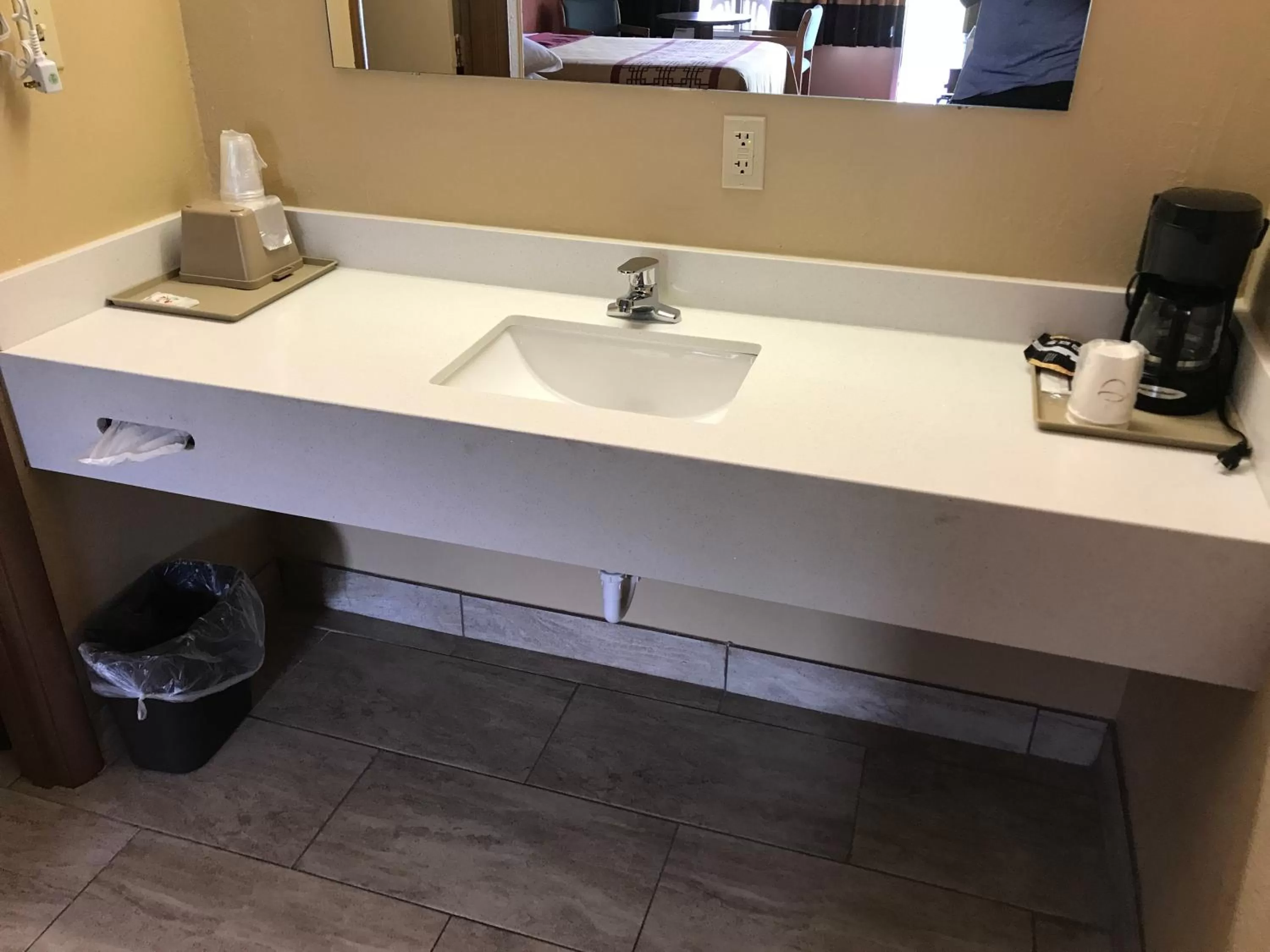 Standard Queen Room in Conner Hill Motor Lodge