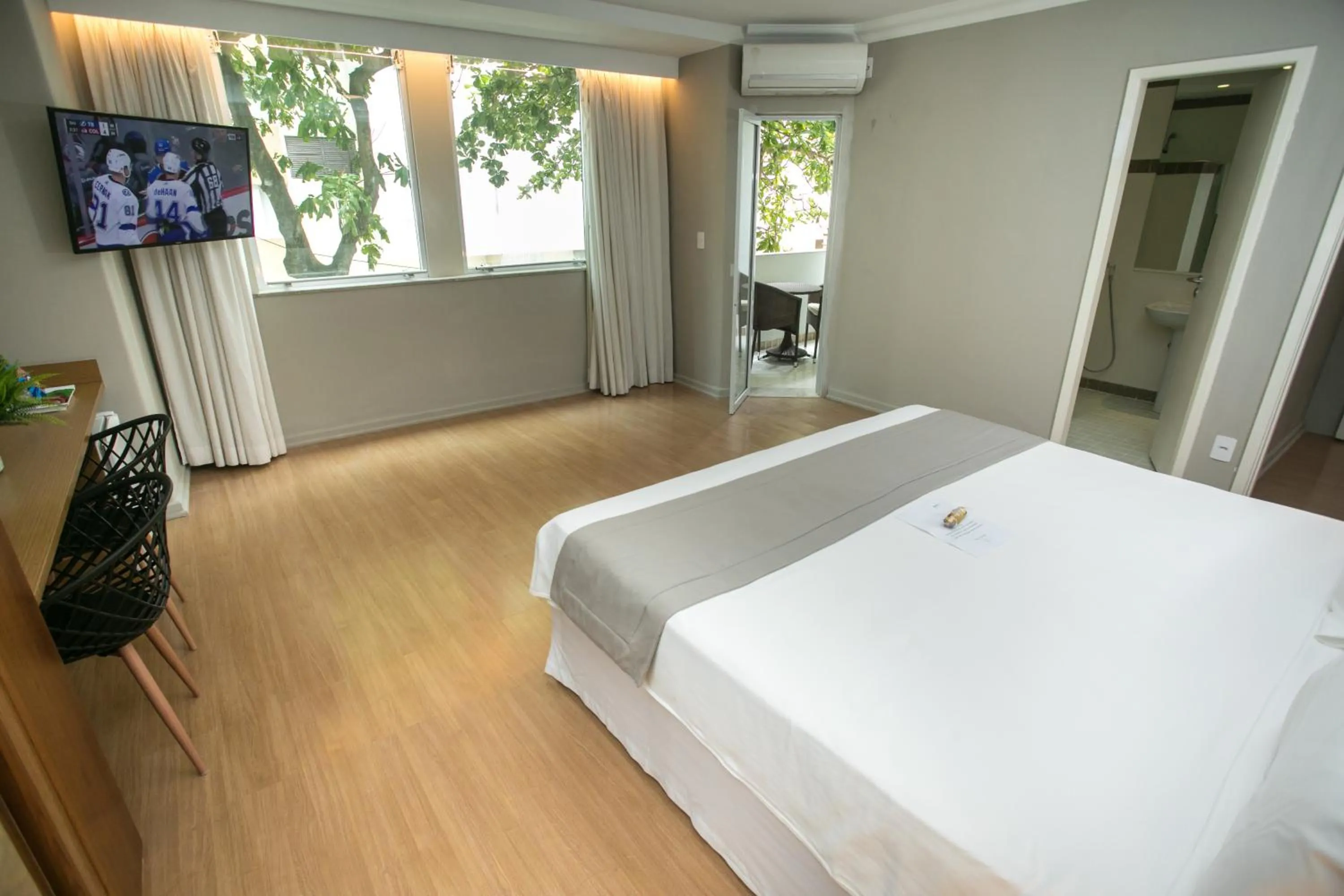 King Room with Balcony in Regency Park Hotel