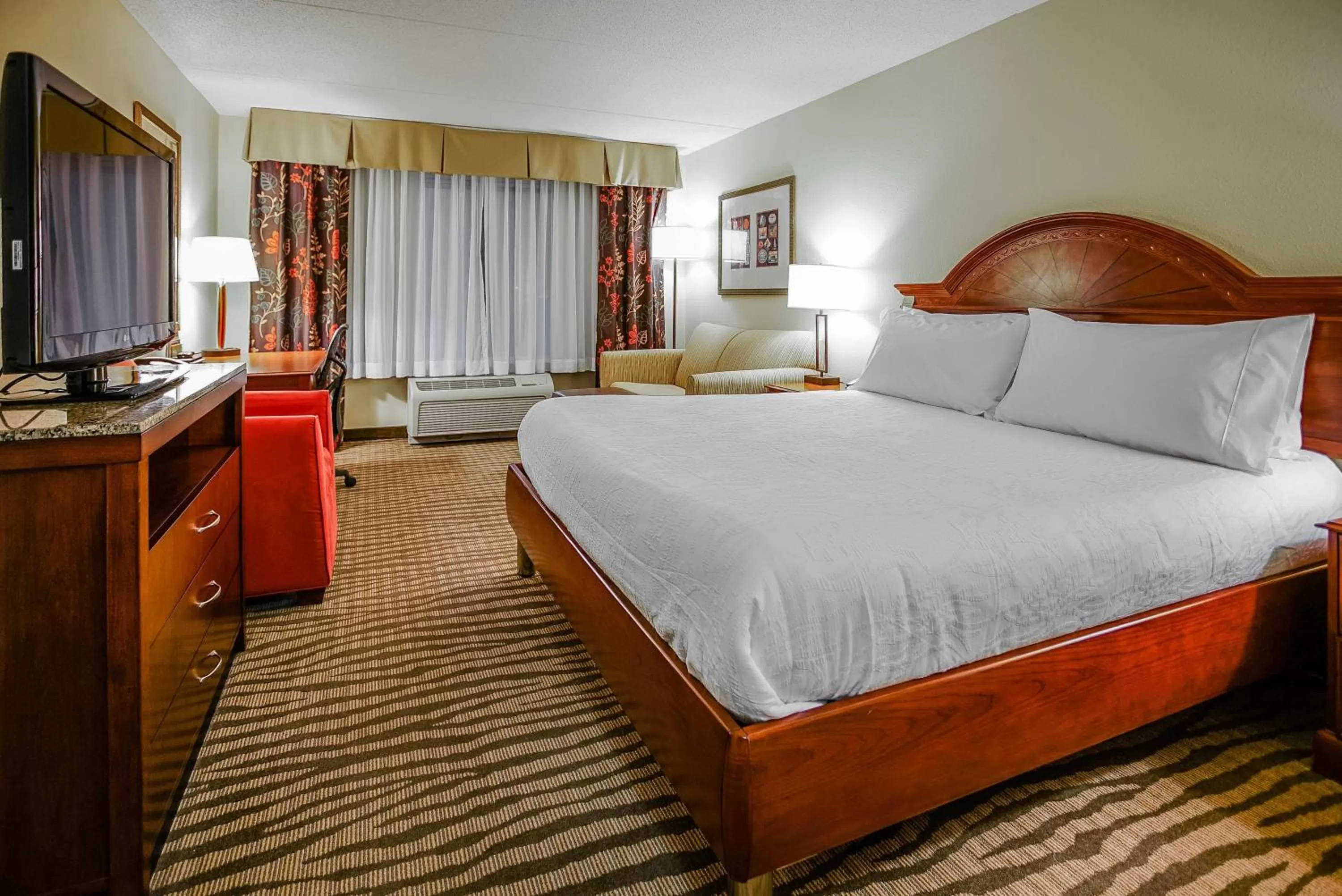 King Room with Tub - Mobility and Hearing Access in Hilton Garden Inn Kankakee