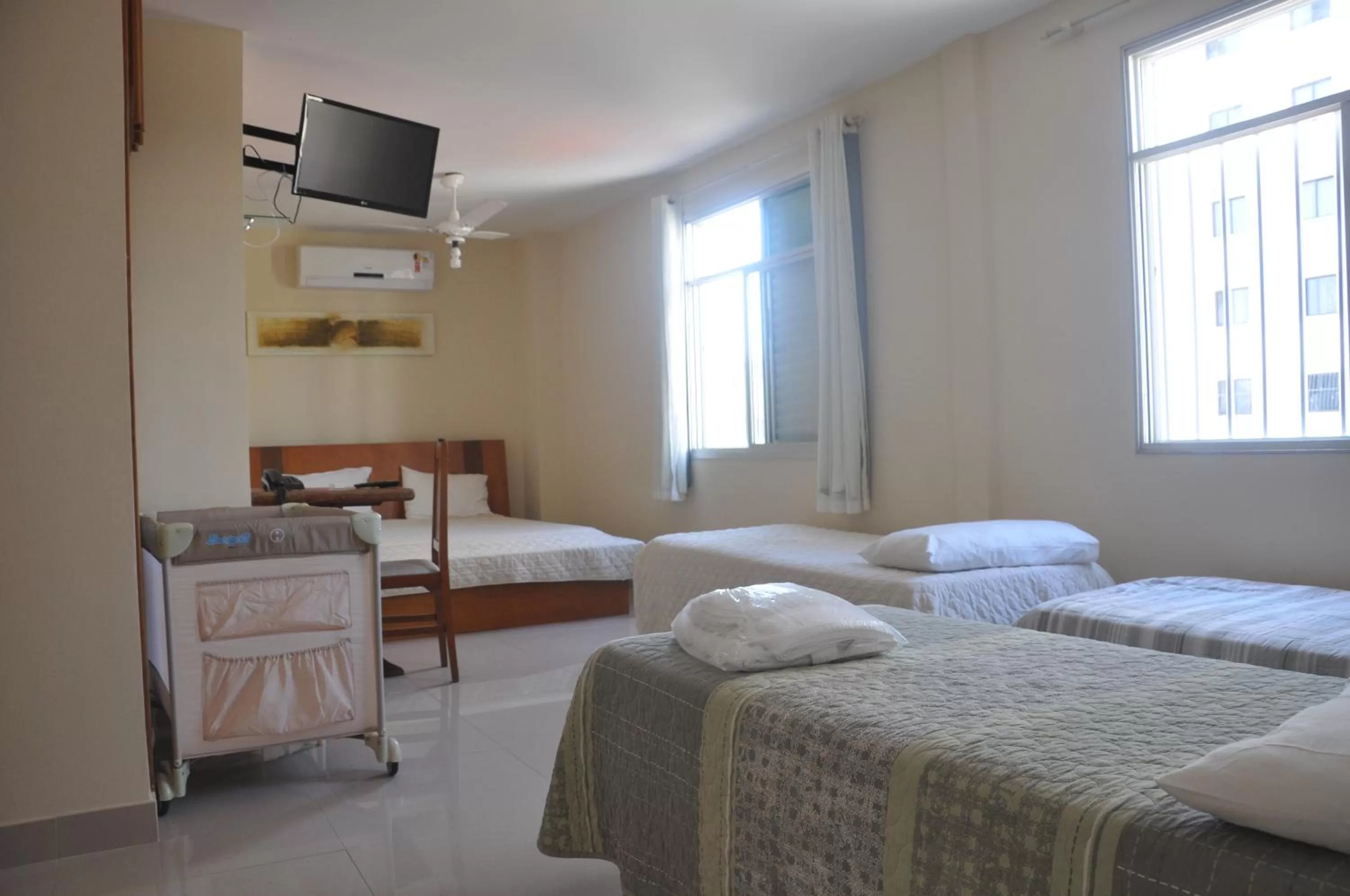 Family Room with Private Bathroom in Hotel Raio de Sol