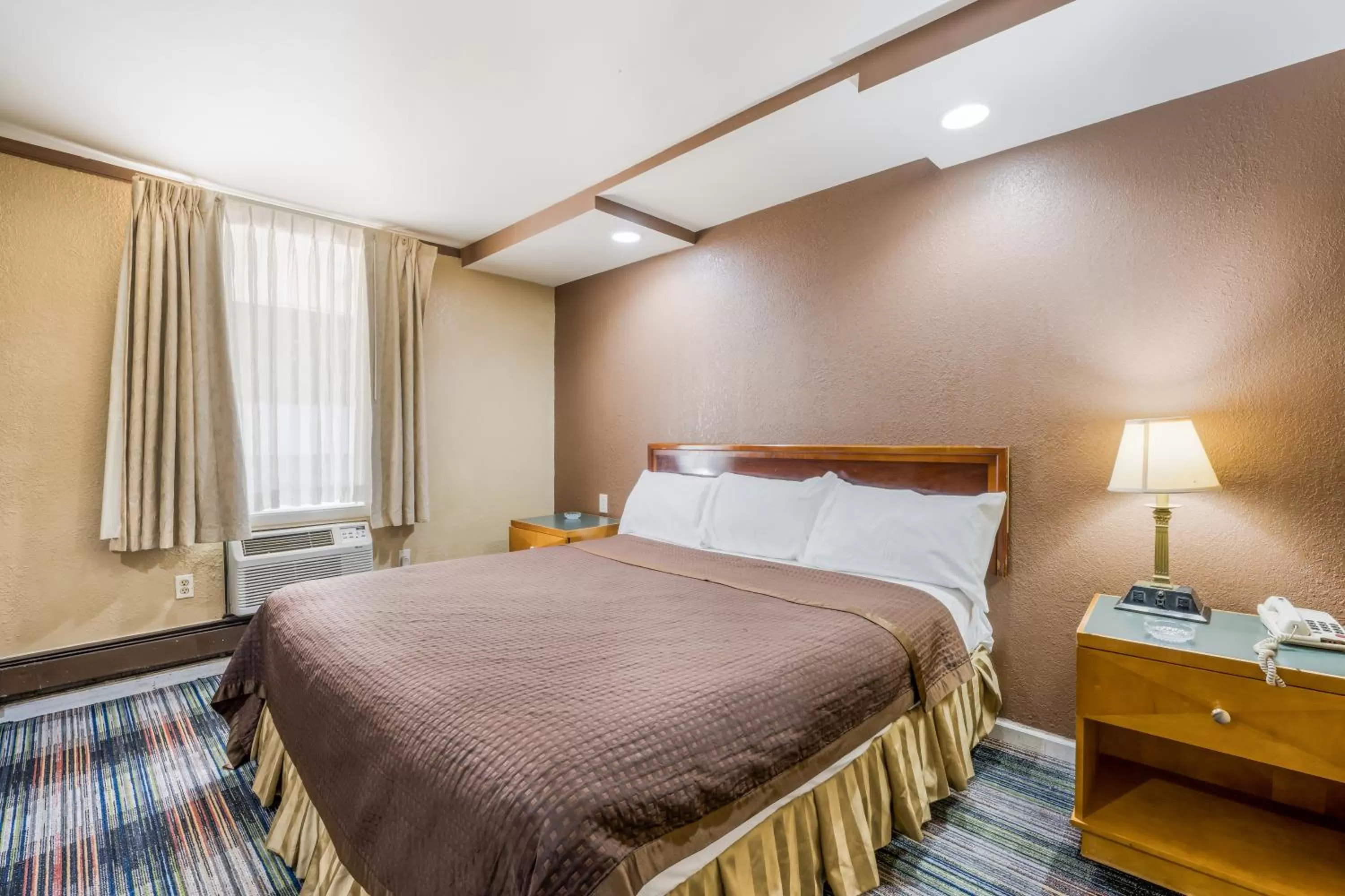  Accessible King Bed Non Smoking - single occupancy in Knights Inn Trevose