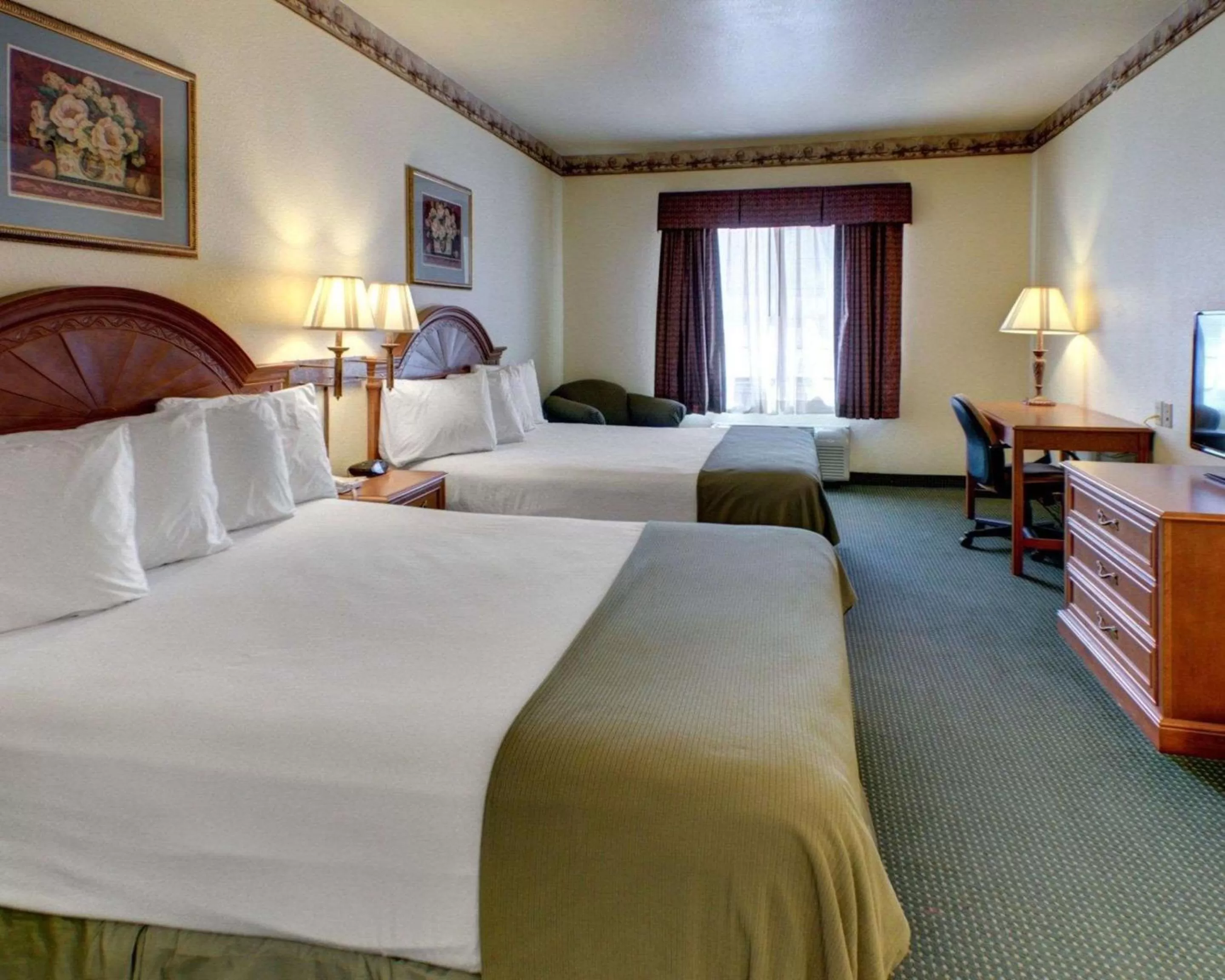 Queen Room with Two Queen Beds - Smoking in Quality Inn & Suites Glen Rose