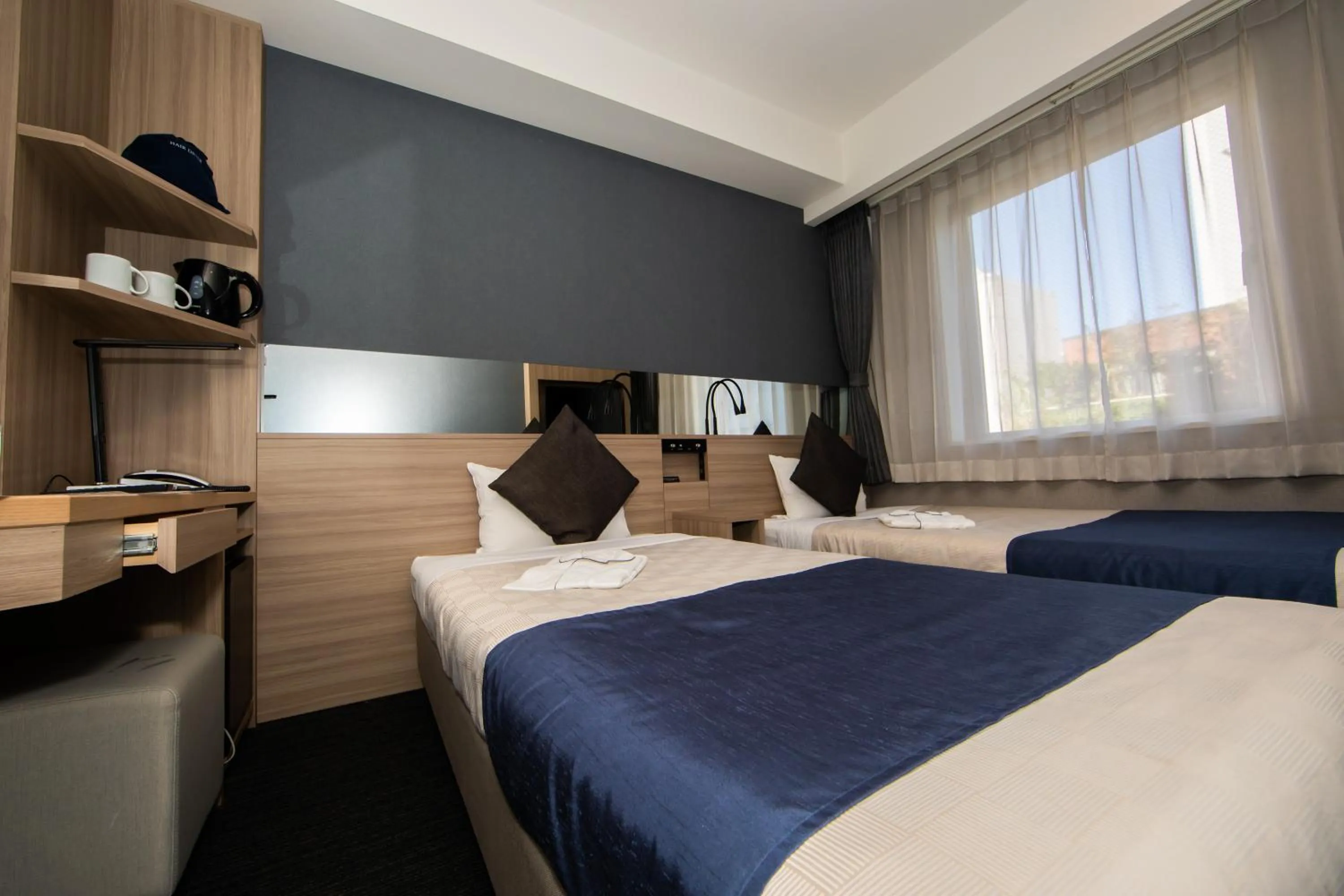 Standard Twin Room - Smoking in Quintessa Hotel Osaka Shinsaibashi Comic & Books