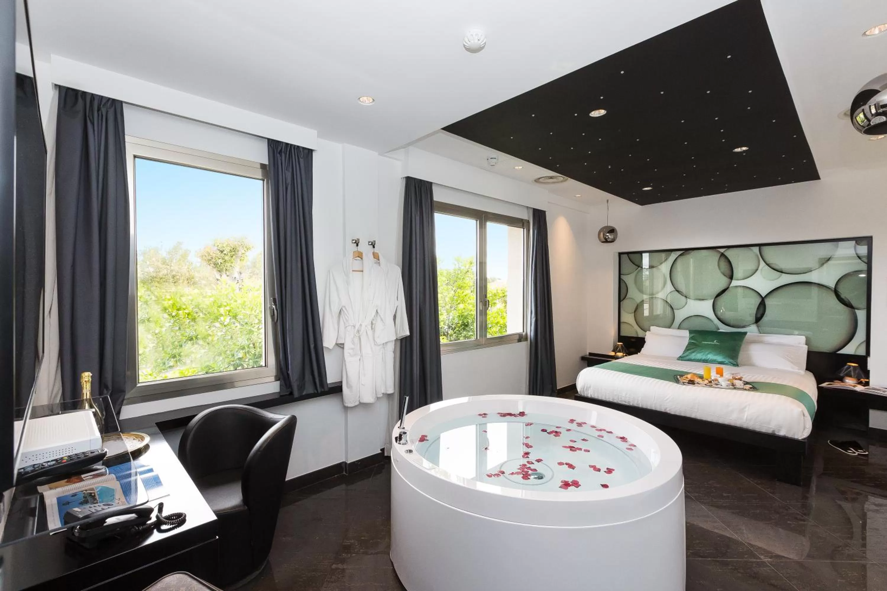 Suite with Hot Tub in JC Hotel