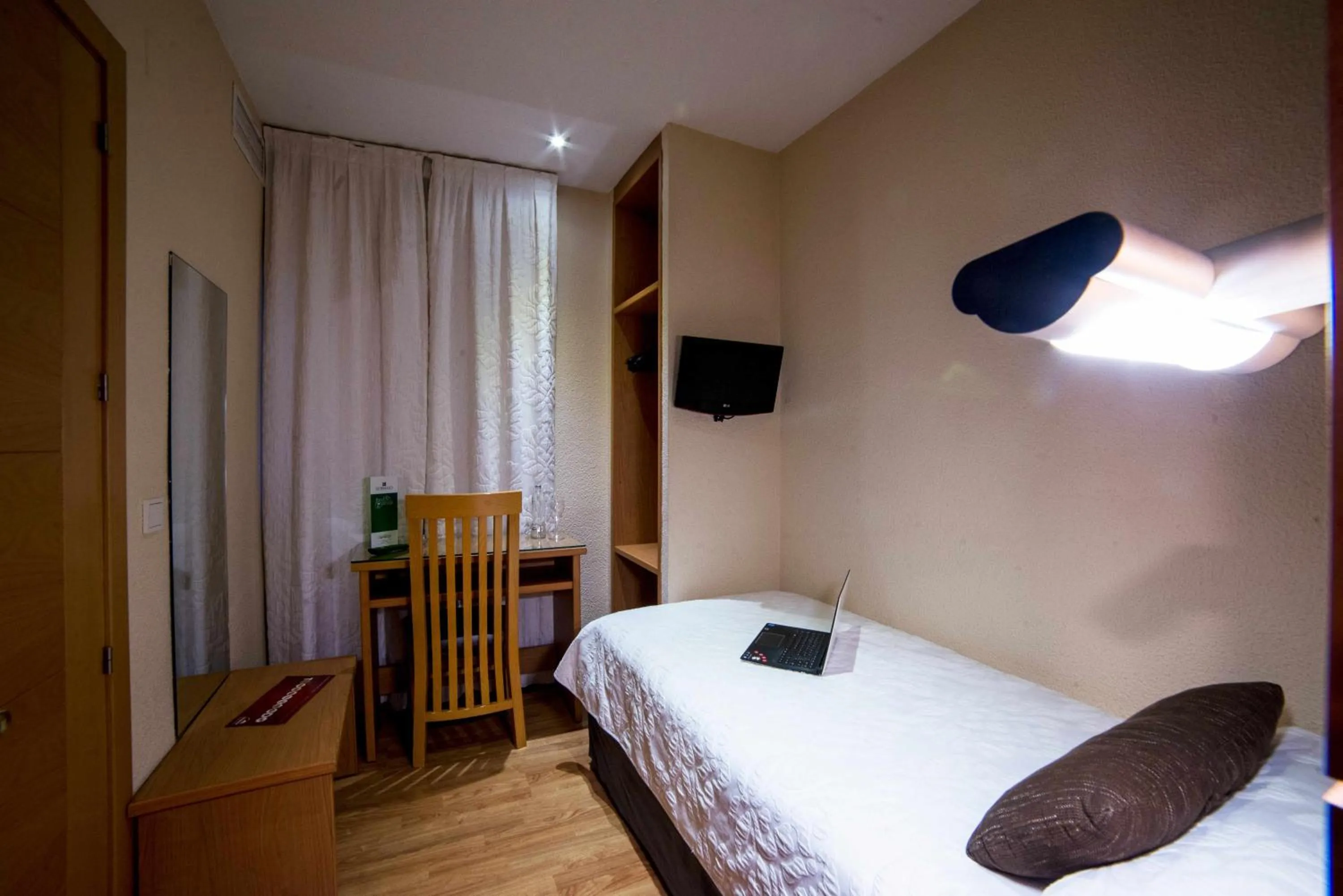 Single Room in Hotel Serrano