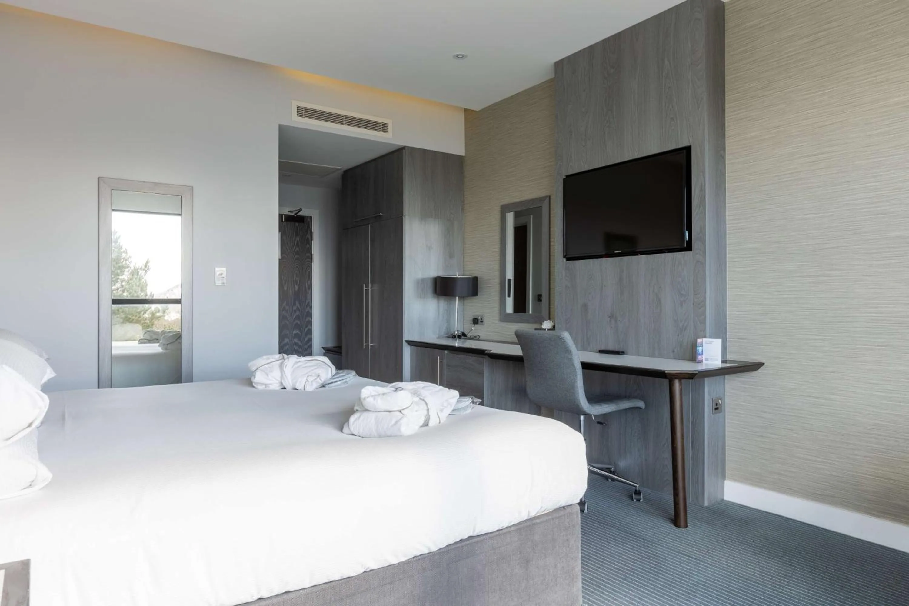 Deluxe King Room with View in DoubleTree by Hilton Edinburgh - Queensferry Crossing