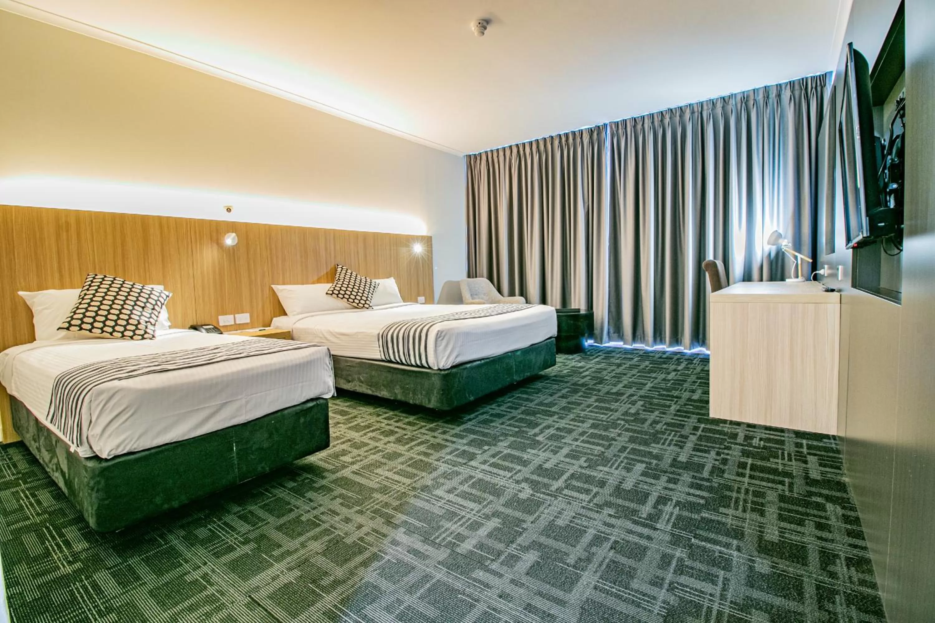 Queen Room - Ocean Side in Absolute Beachfront Opal Cove Resort