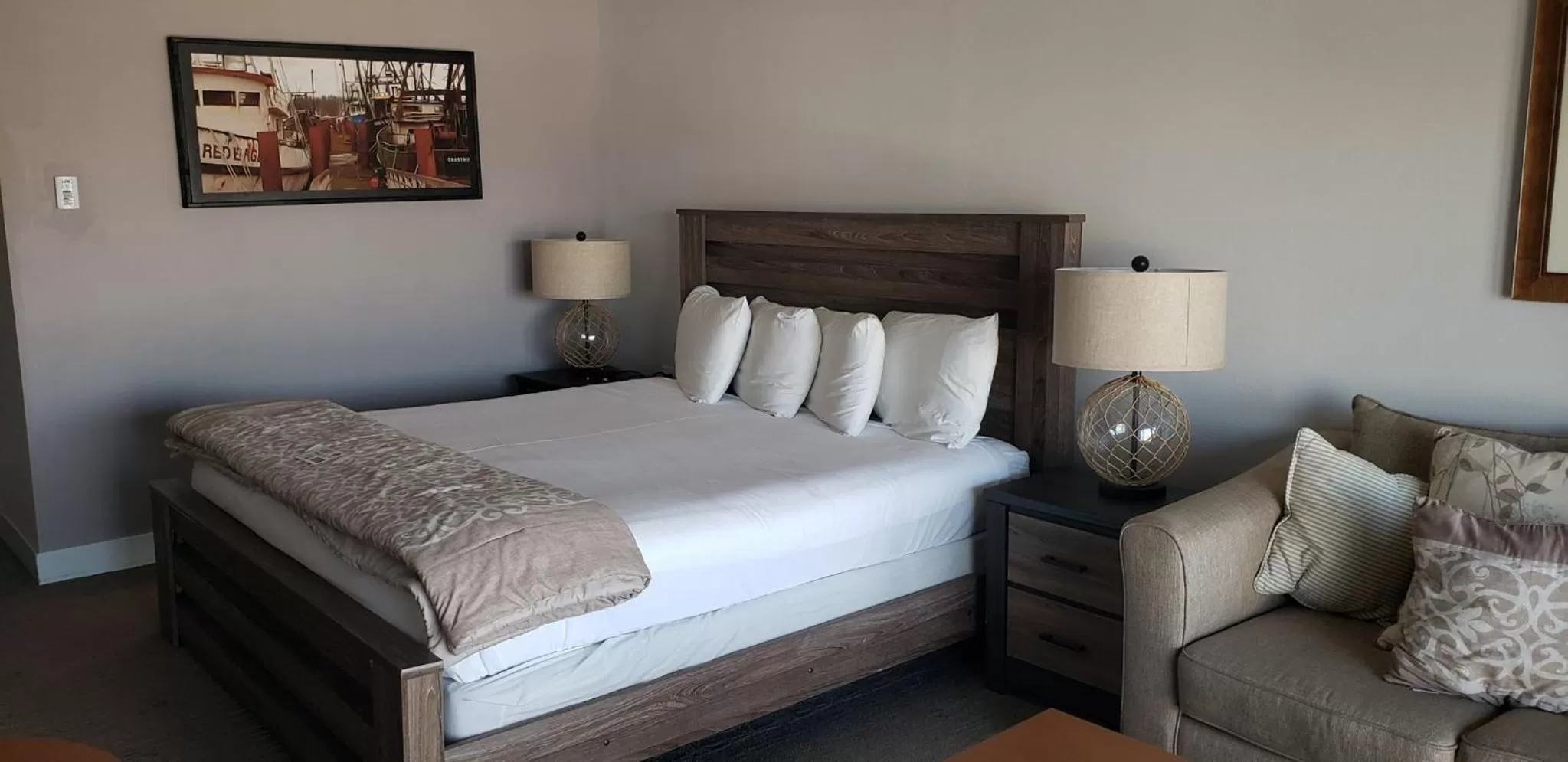 Superior King Room (No Pets Allowed) in Astoria Riverwalk Inn