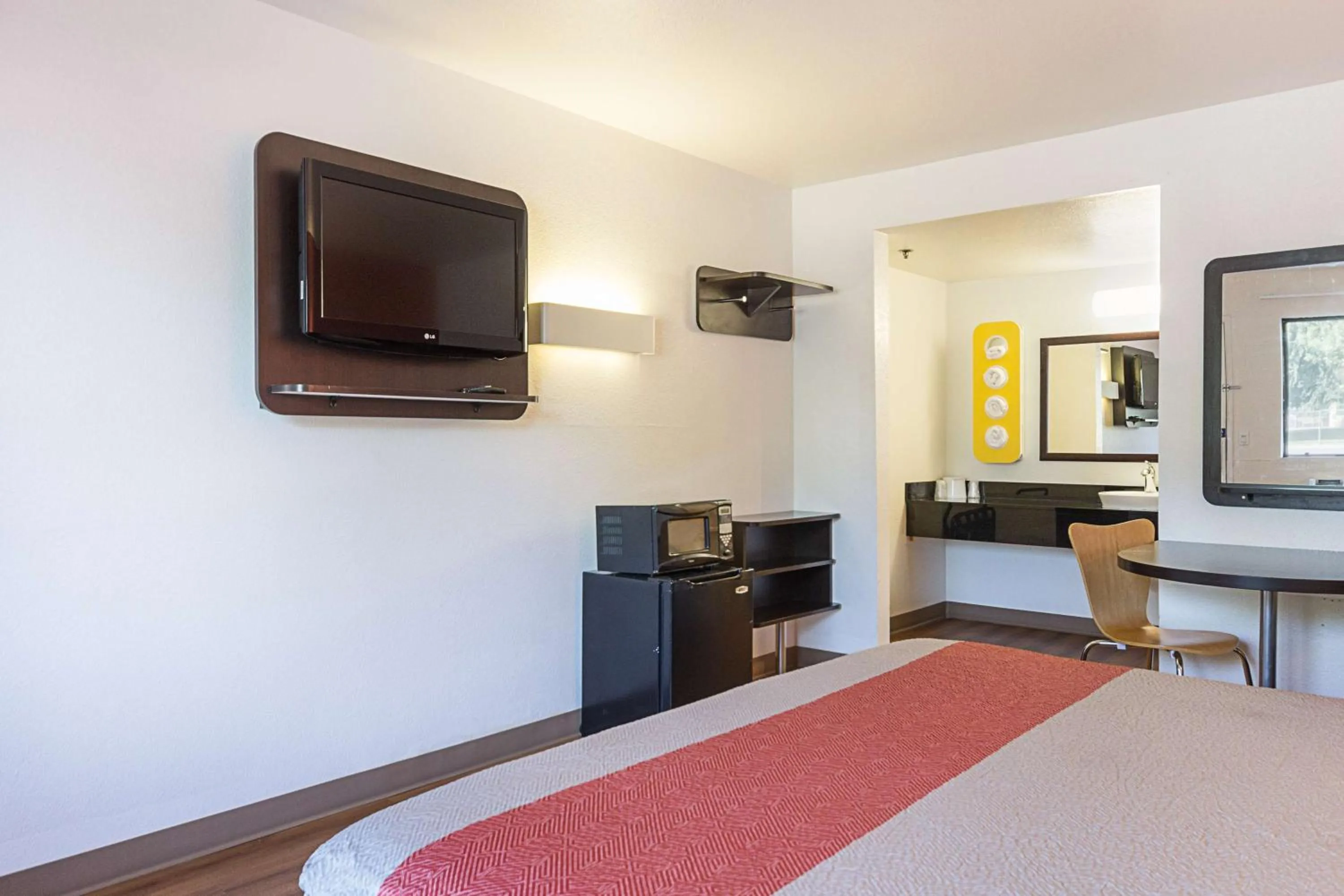 Deluxe King Room - single occupancy - Smoking in Motel 6-Fresno, CA