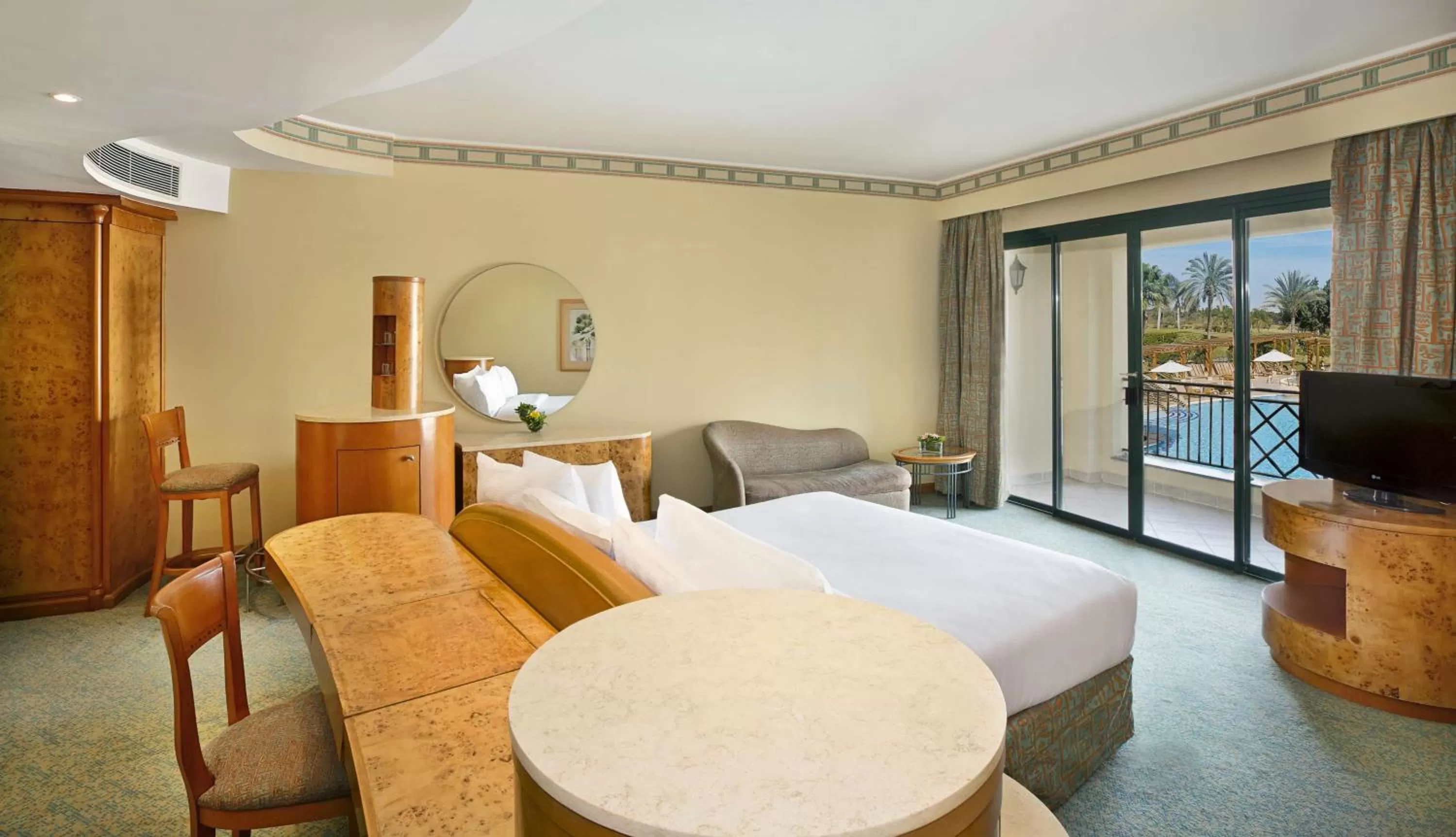 Deluxe King Room with Pool View in Hilton Pyramids Golf