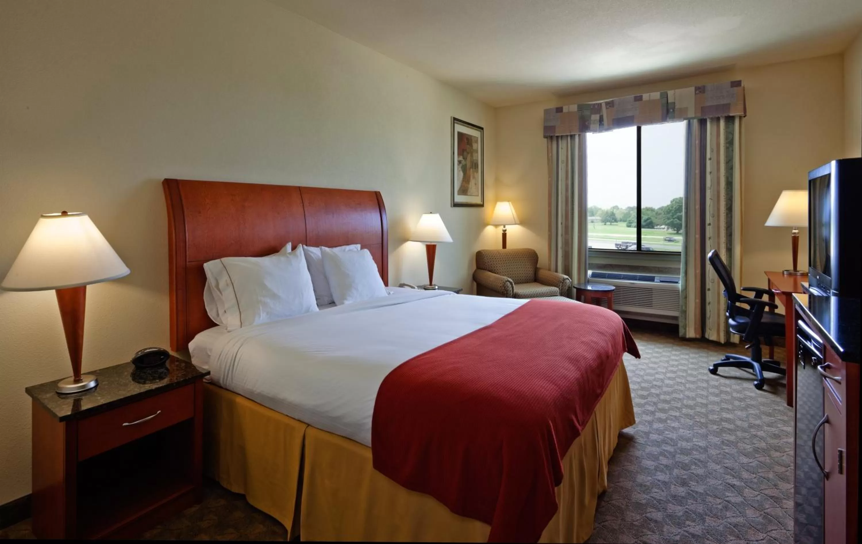 Two-Bedroom Suite with One King and Two Queen Beds in Holiday Inn Express Hotel and Suites Fairfield-North by IHG