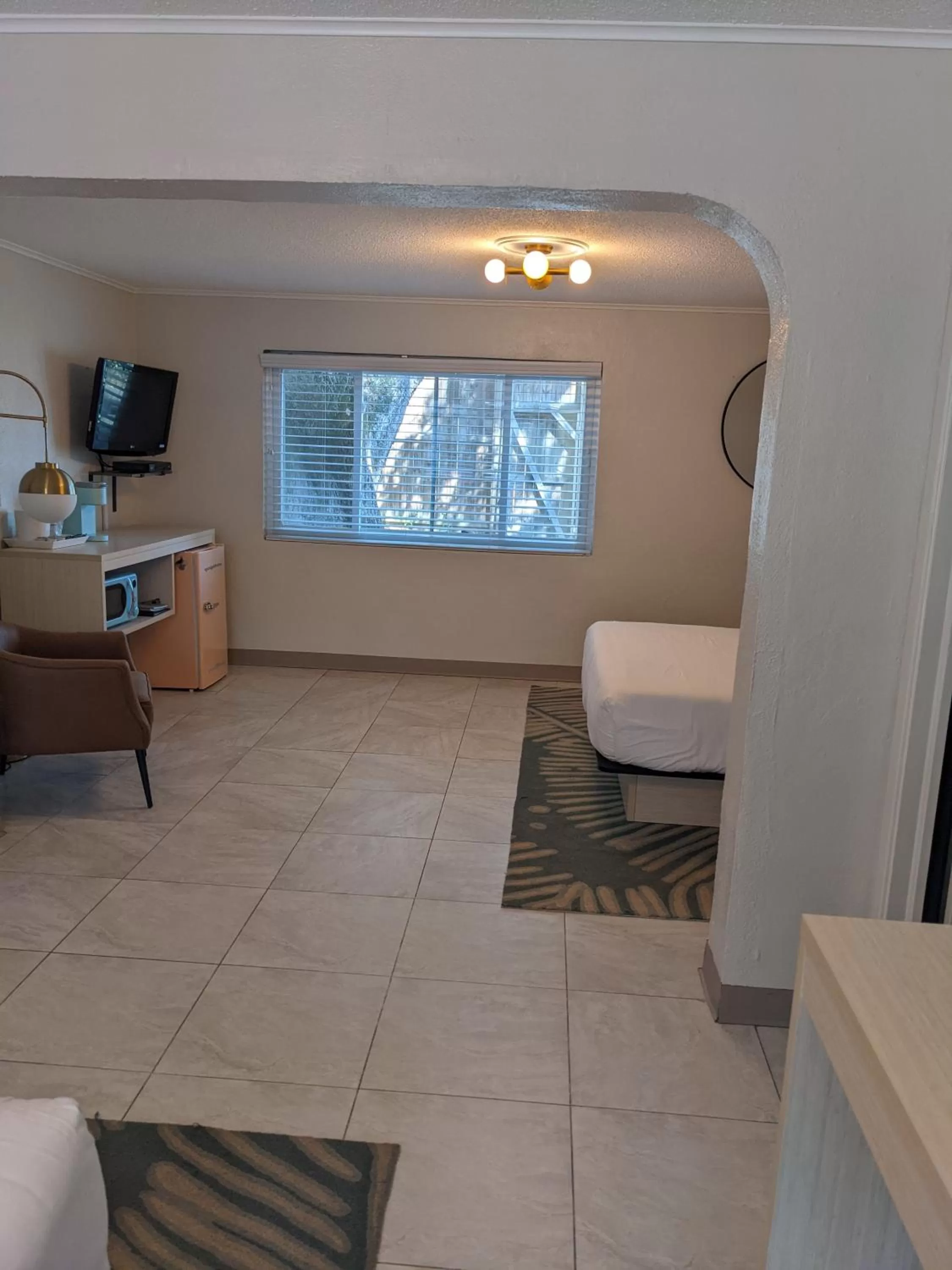 Deluxe Queen Room in Queen's Court Inn