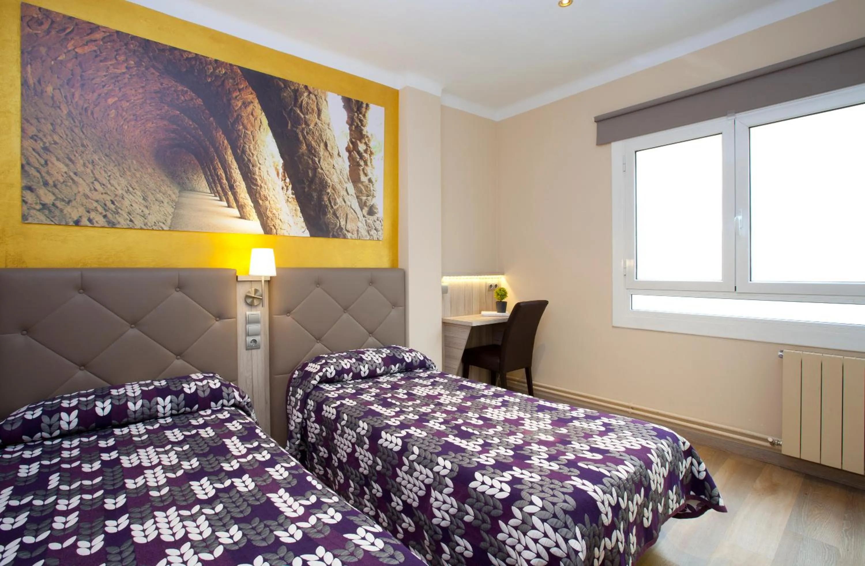 Double or Twin Room with Private Bathroom in Hostal Barcelona