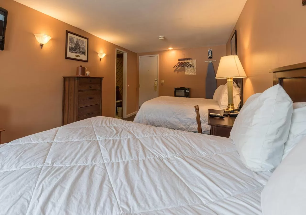 Two Queen beds-short walk to Inn in Shawnee Inn and Golf Resort