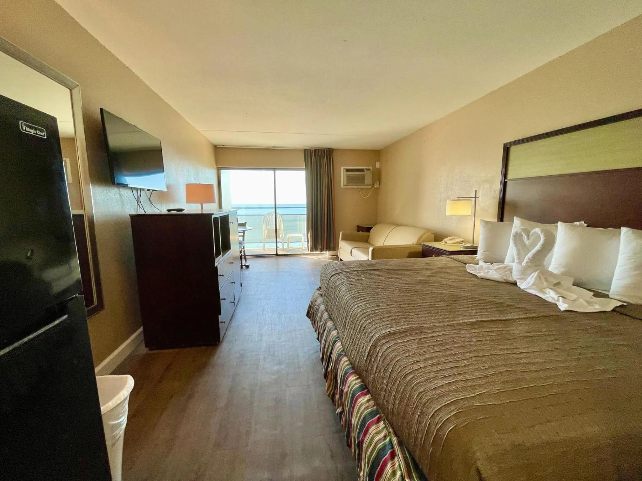 Oceanfront King Room in Polynesian Oceanfront Hotel