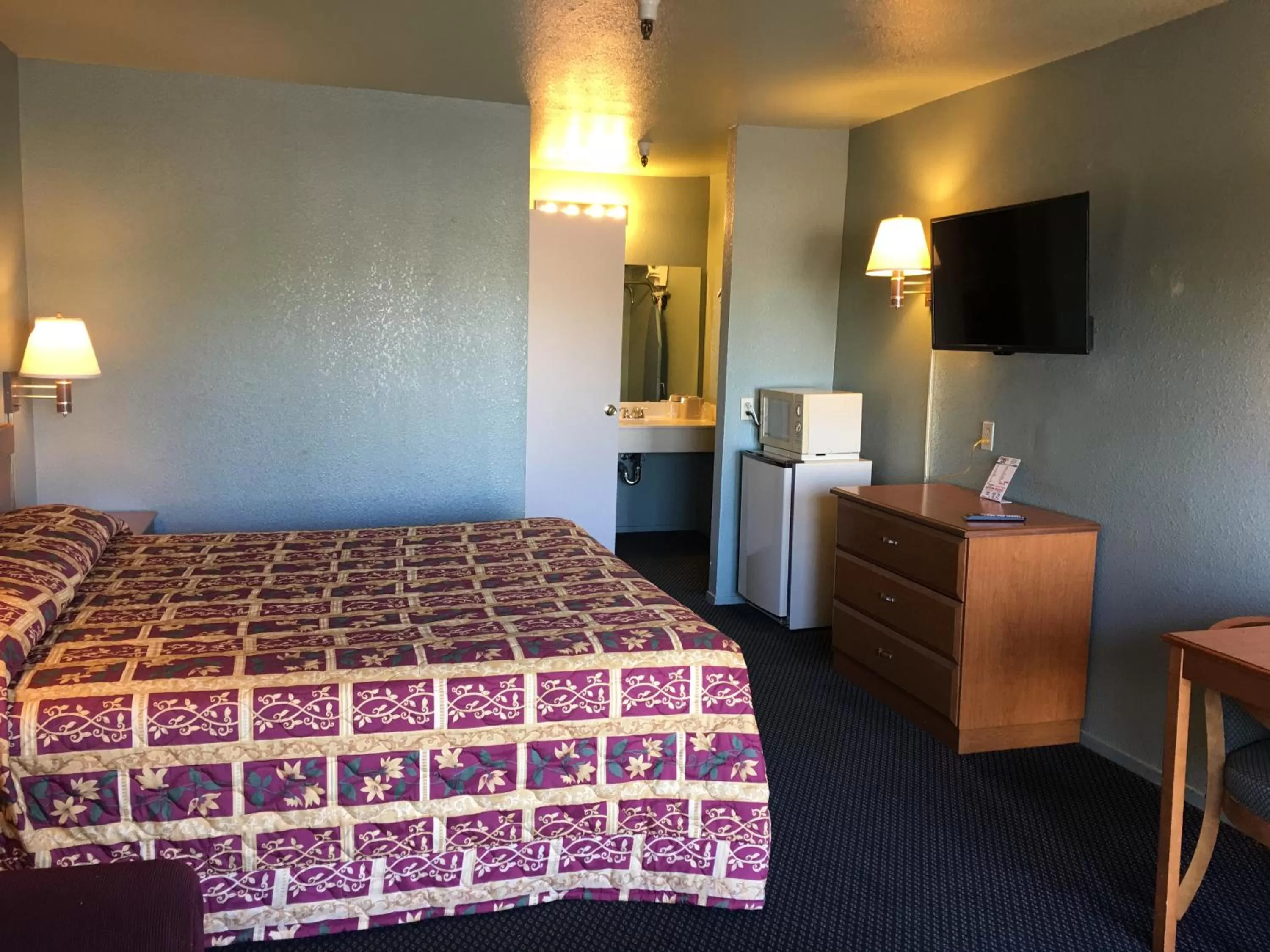 King Room - Non-Smoking in Applegate Inn