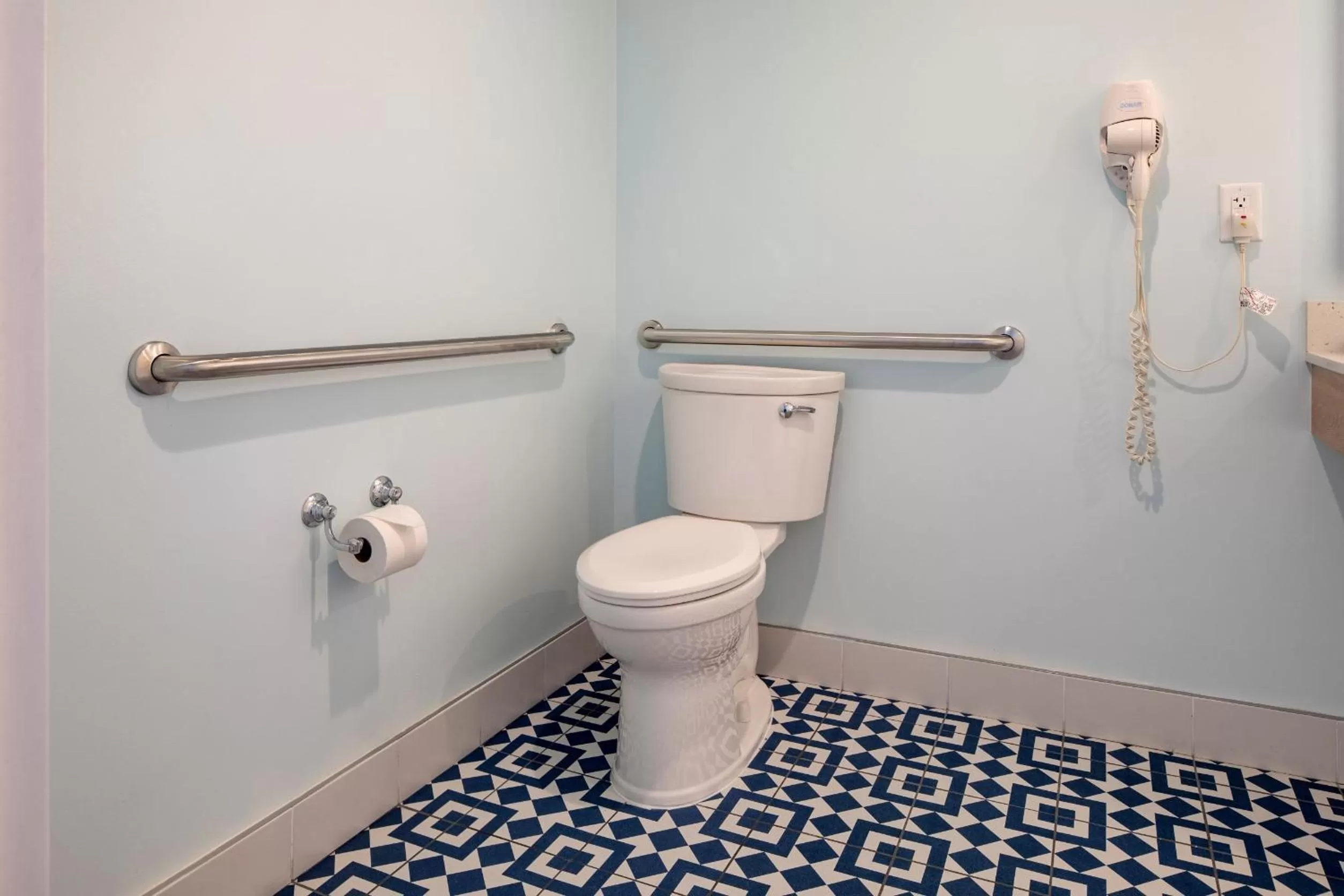 Two-Bedroom Suite with ADA Tub Mobility Accessible (Includes Early Park Admission*) in Universal’s Endless Summer Resort – Dockside Inn and Suites