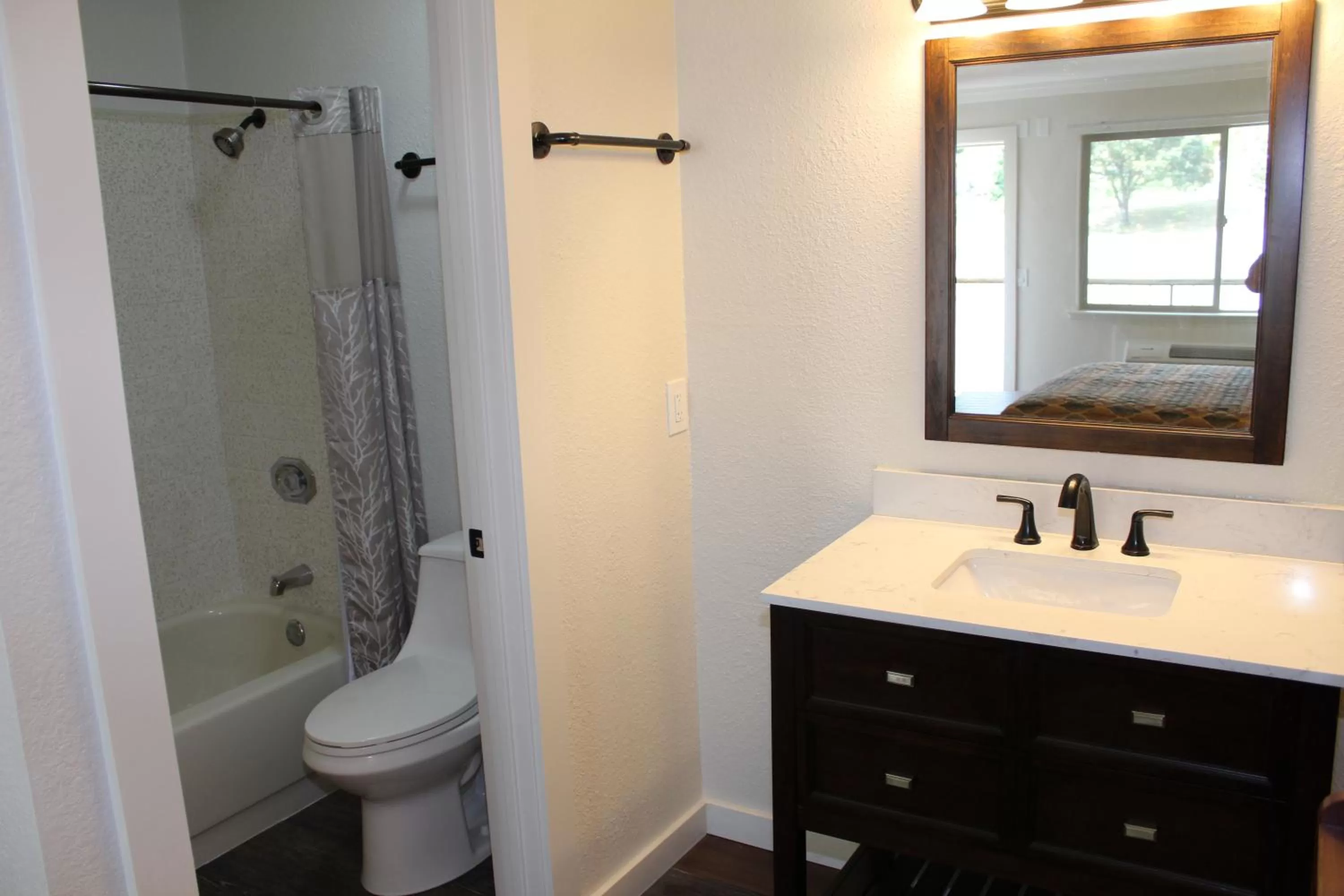 Deluxe Queen Room in The Northern Inn