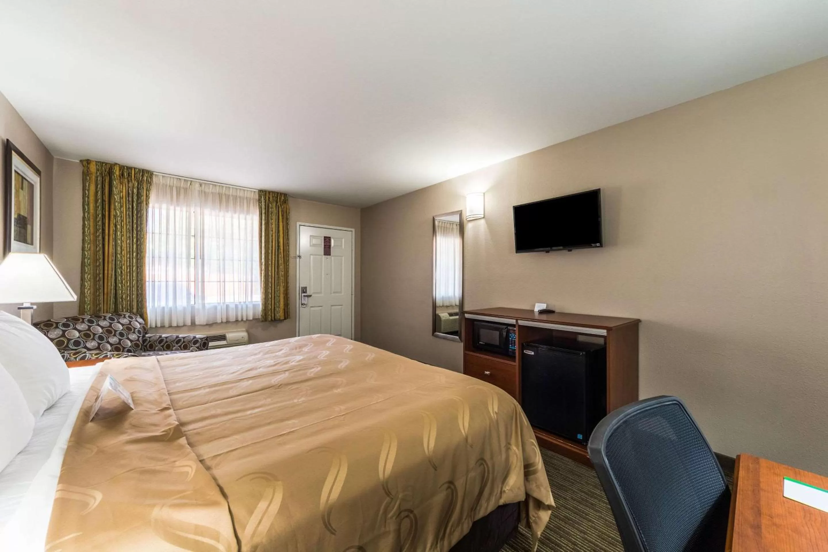 King Room - Non-Smoking/Upper Floor in Quality Inn University near Downtown