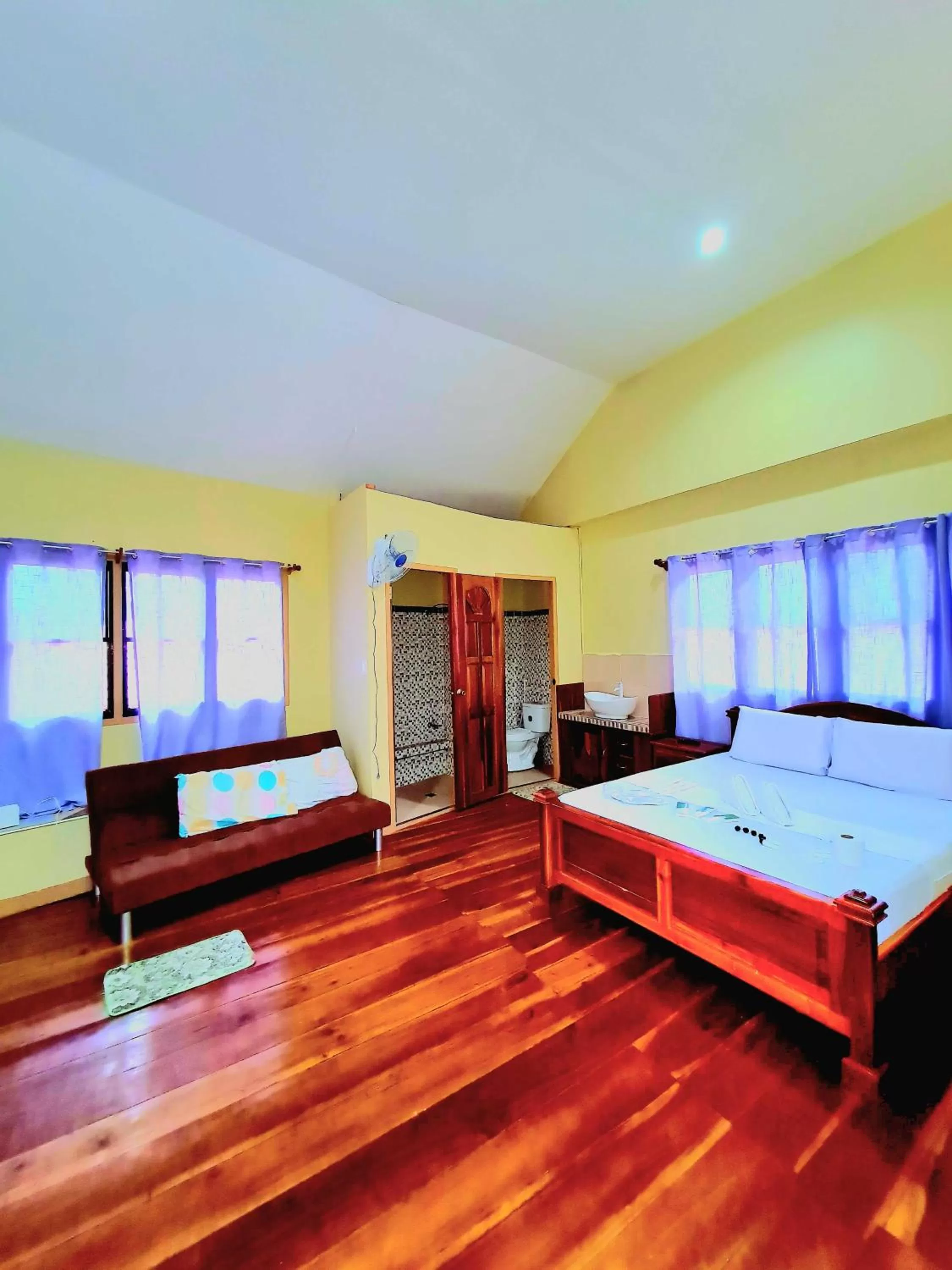 Family Room with Balcony in La-Familia Guest House